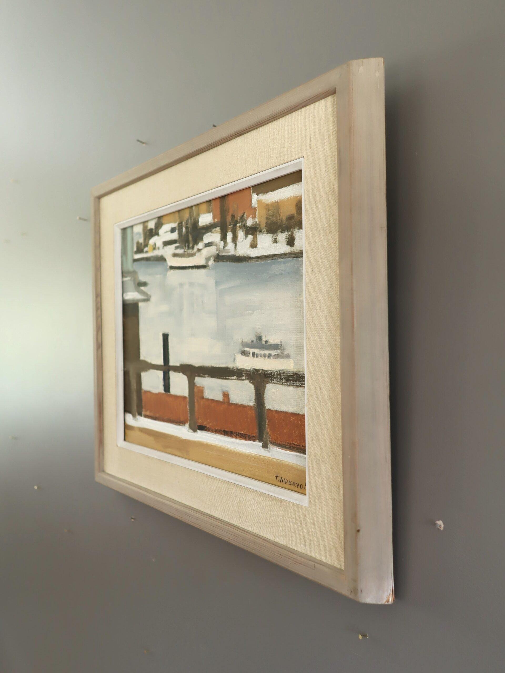 VISTA AL PUERTO
Tamaño: 39,5 x 45,5 cm (incluido el marco)
Óleo sobre lienzo

Un relajante cuadro modernista de mediados de siglo que representa una escena abstracta frente al mar, con atrevidos bloques geométricos y sobrios contrastes tonales,