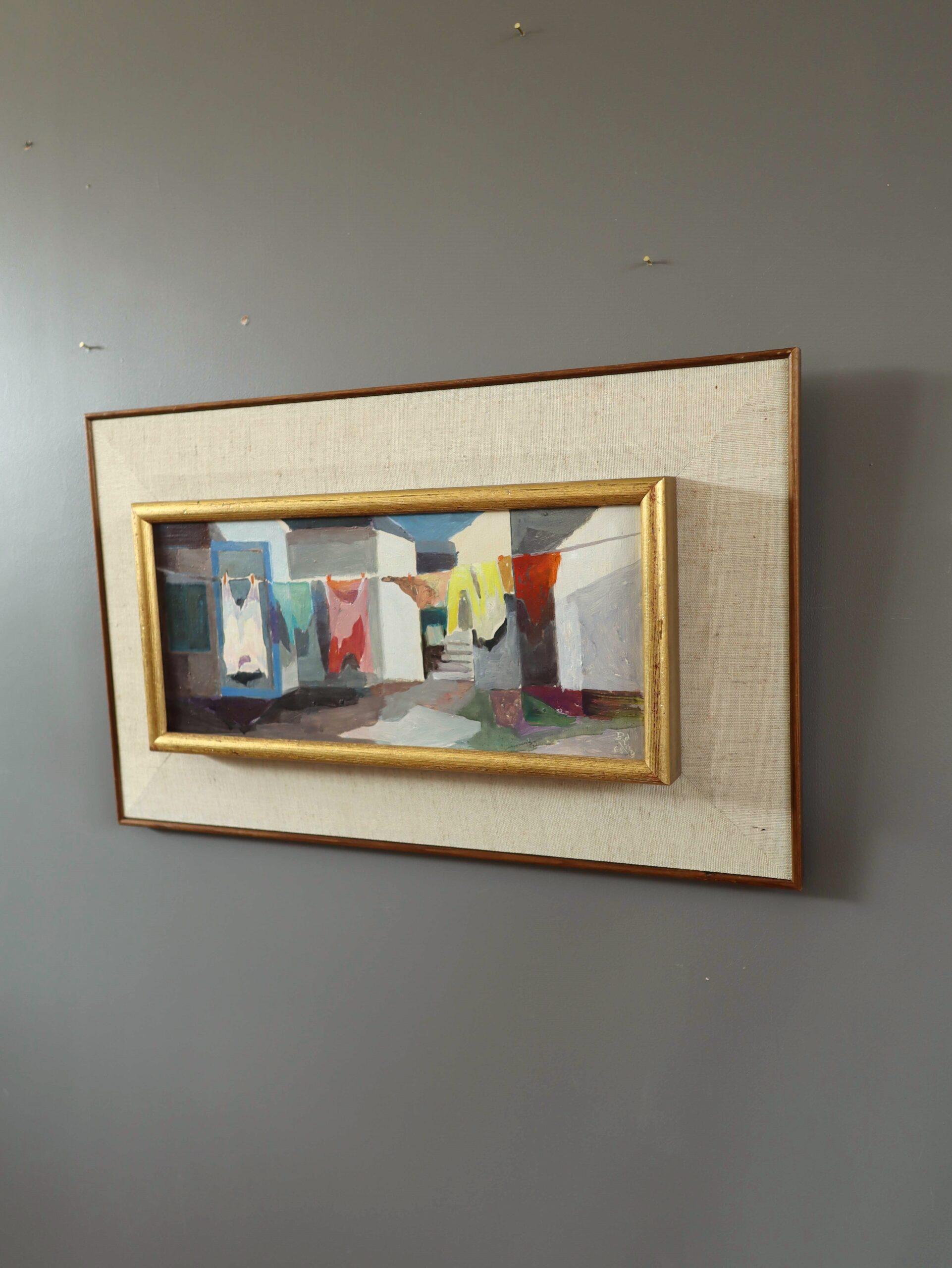 PATIO ILUMINADO POR EL SOL
Tamaño: 28 x 45,5 cm (incluido el marco)
Óleo sobre tabla

Una vibrante e íntima escena de patio modernista de mediados de siglo, pintada al óleo sobre tabla y fechada en 1968.

En este cuadro, vemos ropa tendida en