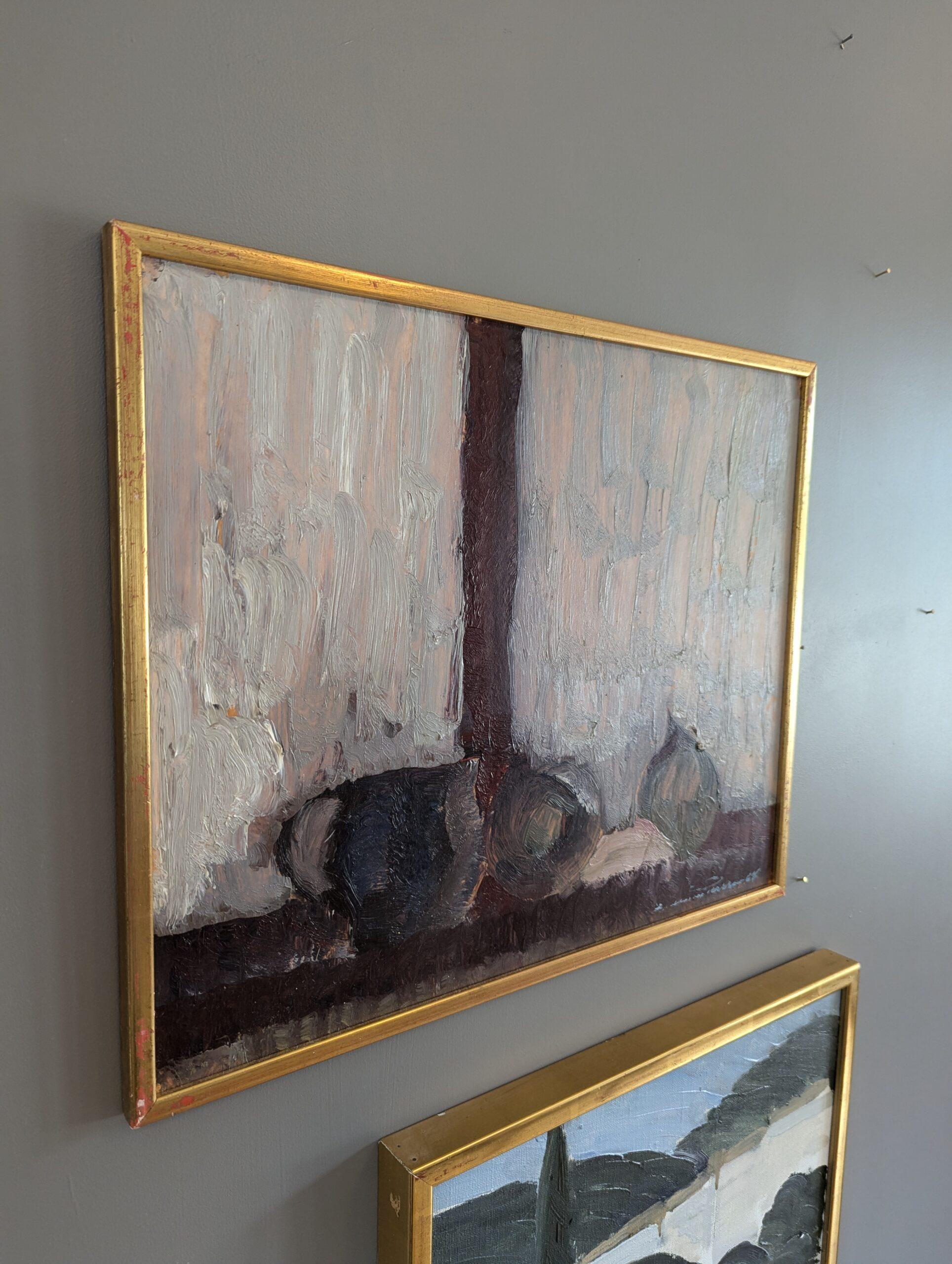BODEGÓN EN EL ALFÉIZAR DE LA VENTANA
Óleo sobre tabla
Tamaño: 34,5 x 42 cm (incluido el marco)

Una solemne composición de bodegón de mediados de siglo que capta un momento de tranquilidad con tres objetos cuidadosamente dispuestos en el alféizar de