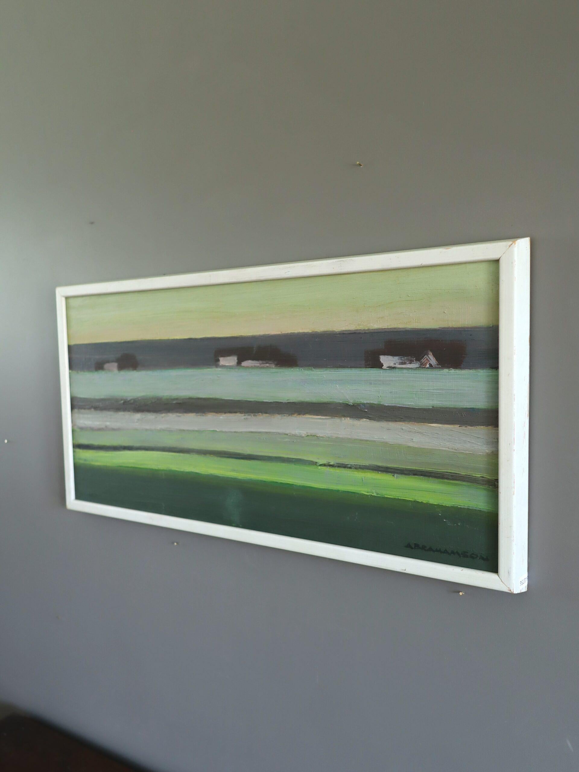 HÄUSER AM HORIZONT
Größe: 34 x 67 cm (einschließlich Rahmen)
Öl auf Karton

Ein beruhigendes modernistisches Gemälde, das einen stilisierten Horizont zeigt, an dem drei Häuser ruhig in der Ferne ruhen, gemalt in Öl auf Karton und datiert 1970.

Die