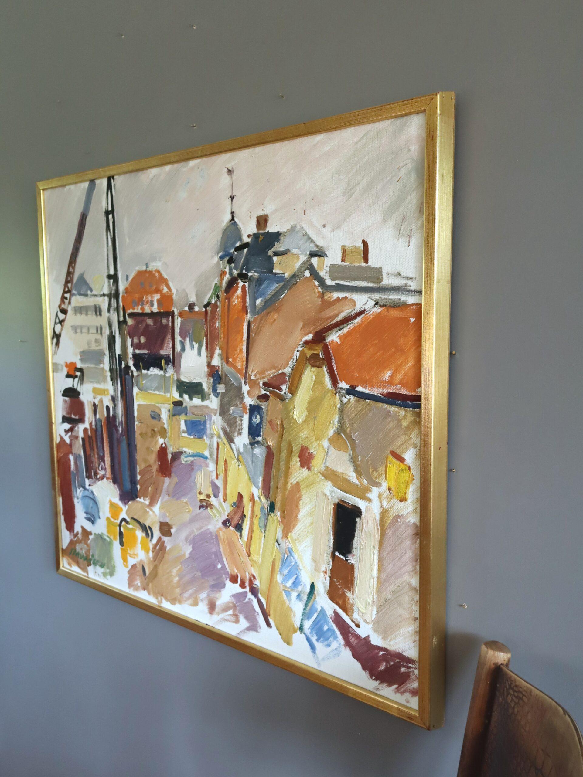 STADTEINDRUCK
Größe: 73,5 x 78,5 cm (einschließlich Rahmen)
Öl auf Leinwand

Ein ausdrucksstarkes und dynamisches Gemälde der Moderne aus der Mitte des Jahrhunderts, das eine lebendige Straßenszene in einem städtischen Umfeld zeigt,  ausgeführt in