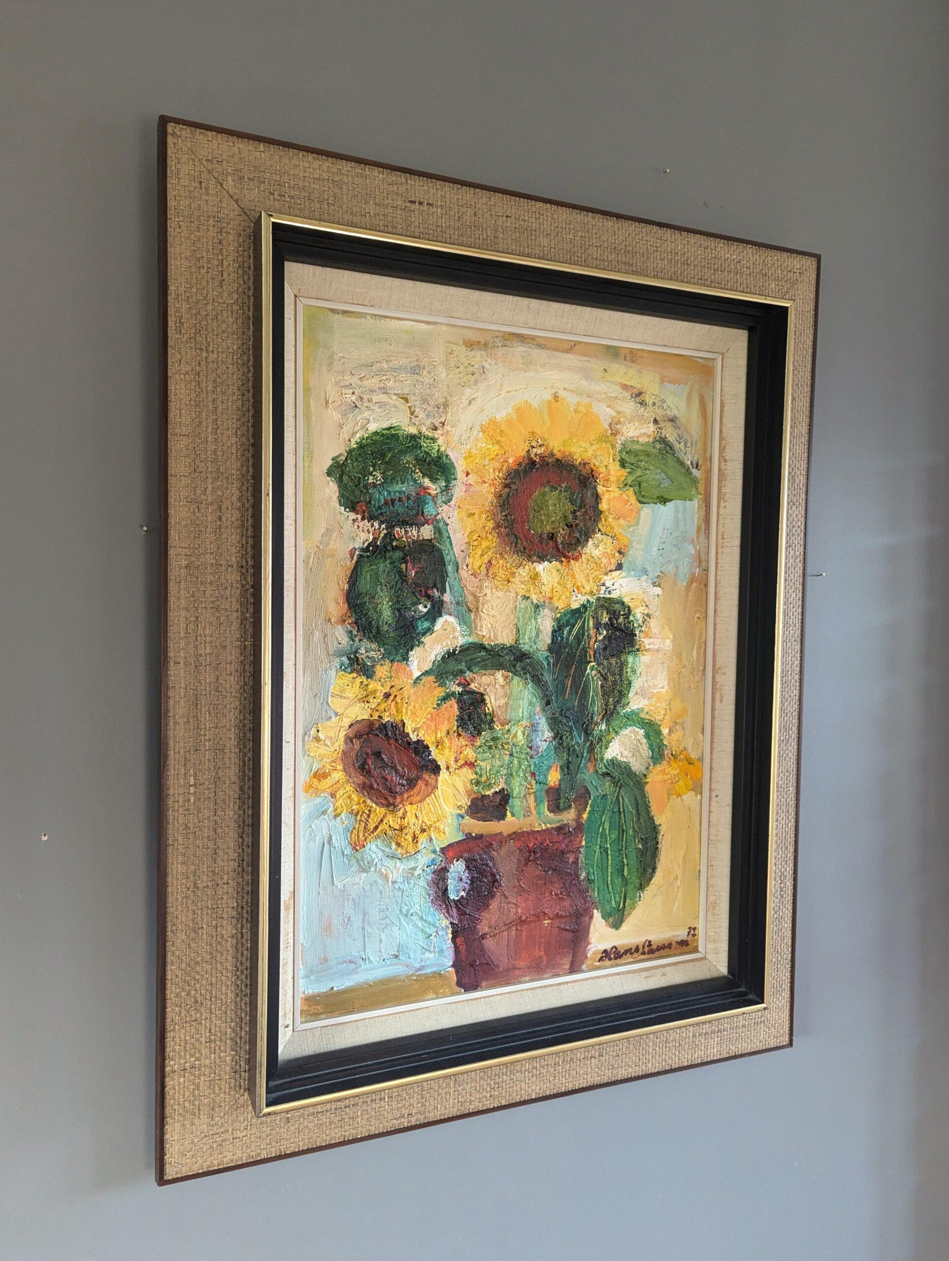 GIRASOLI IN FIORE
Dimensioni: 75,5 x 58,5 cm (cornice inclusa)
Olio su tela

Una natura morta floreale vivace e ben strutturata che celebra la bellezza degli oggetti quotidiani, realizzata a olio su tela e datata 1972.

Il dipinto raffigura una
