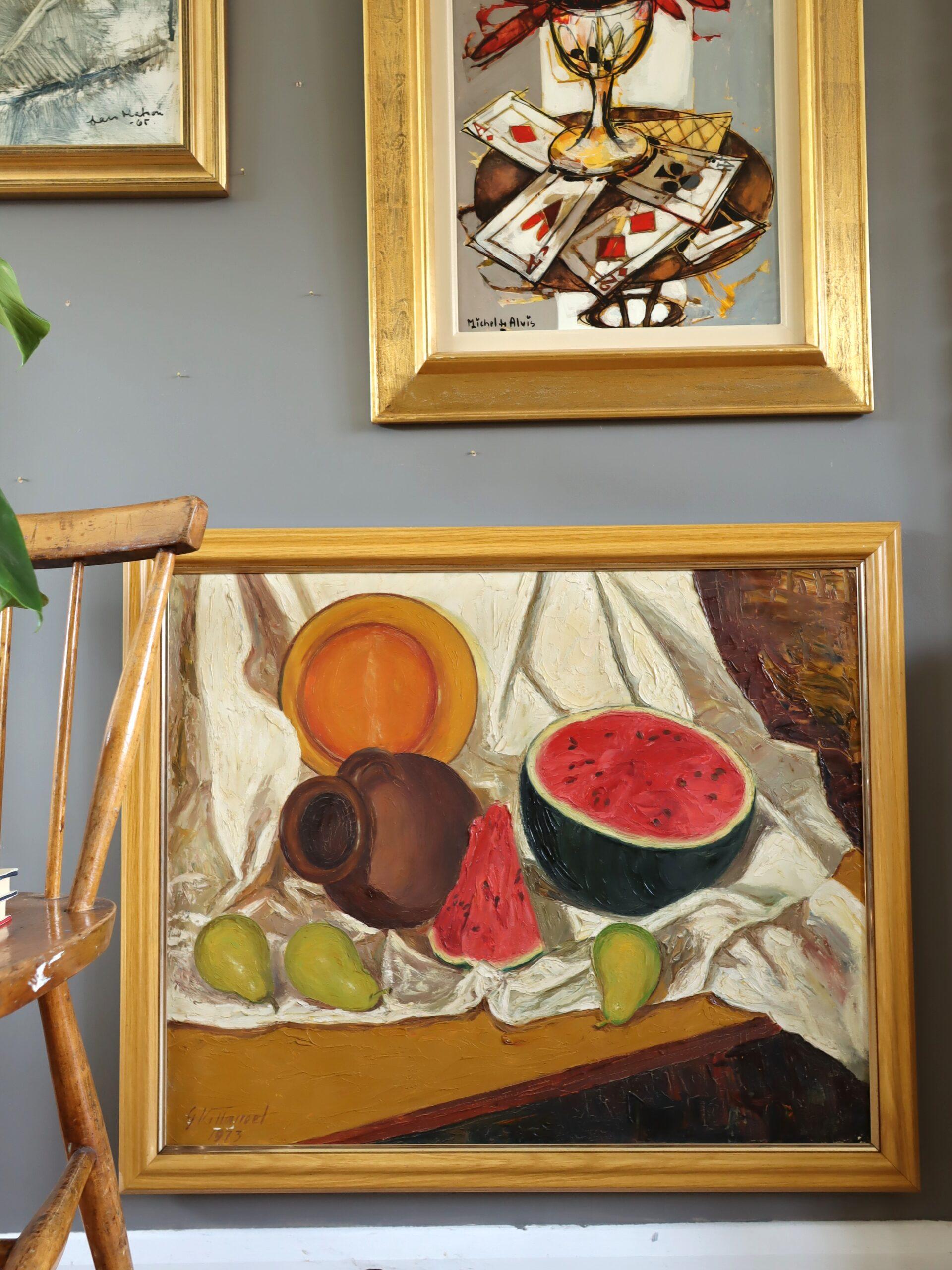 WASSERMELONE & TOPF
Größe: 68,5 x 81,5 cm (einschließlich Rahmen)
Öl auf Leinwand

Eine wunderbar strukturierte Stilllebenkomposition aus der Mitte des Jahrhunderts, die ein lebendiges Arrangement von Alltagsgegenständen mit kühnem Charakter
