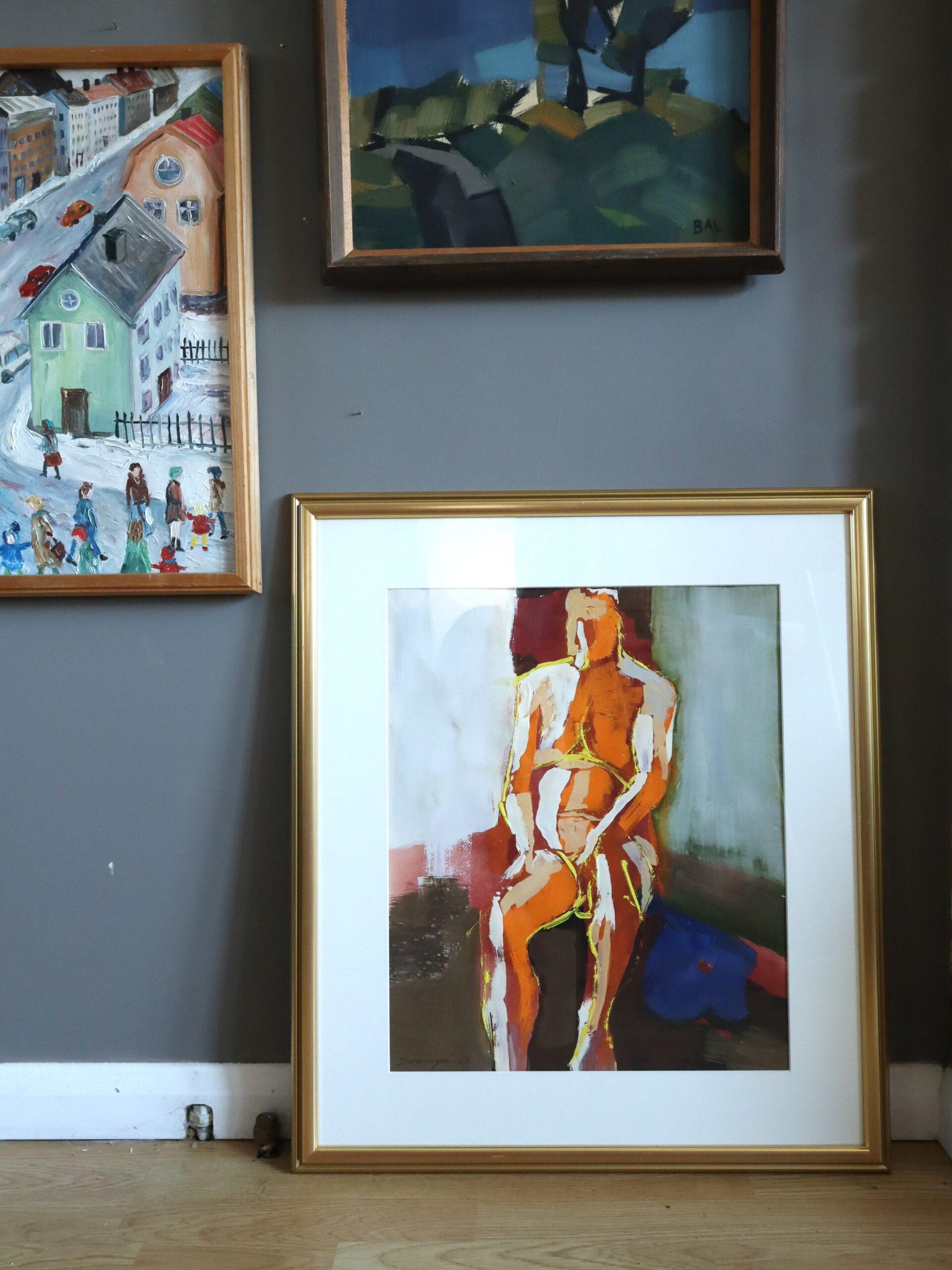 1973 Abstraktes modernistisches figuratives Gemälde in Mischtechnik - Sitzen in der Stille (Beige), Figurative Painting, von Unknown