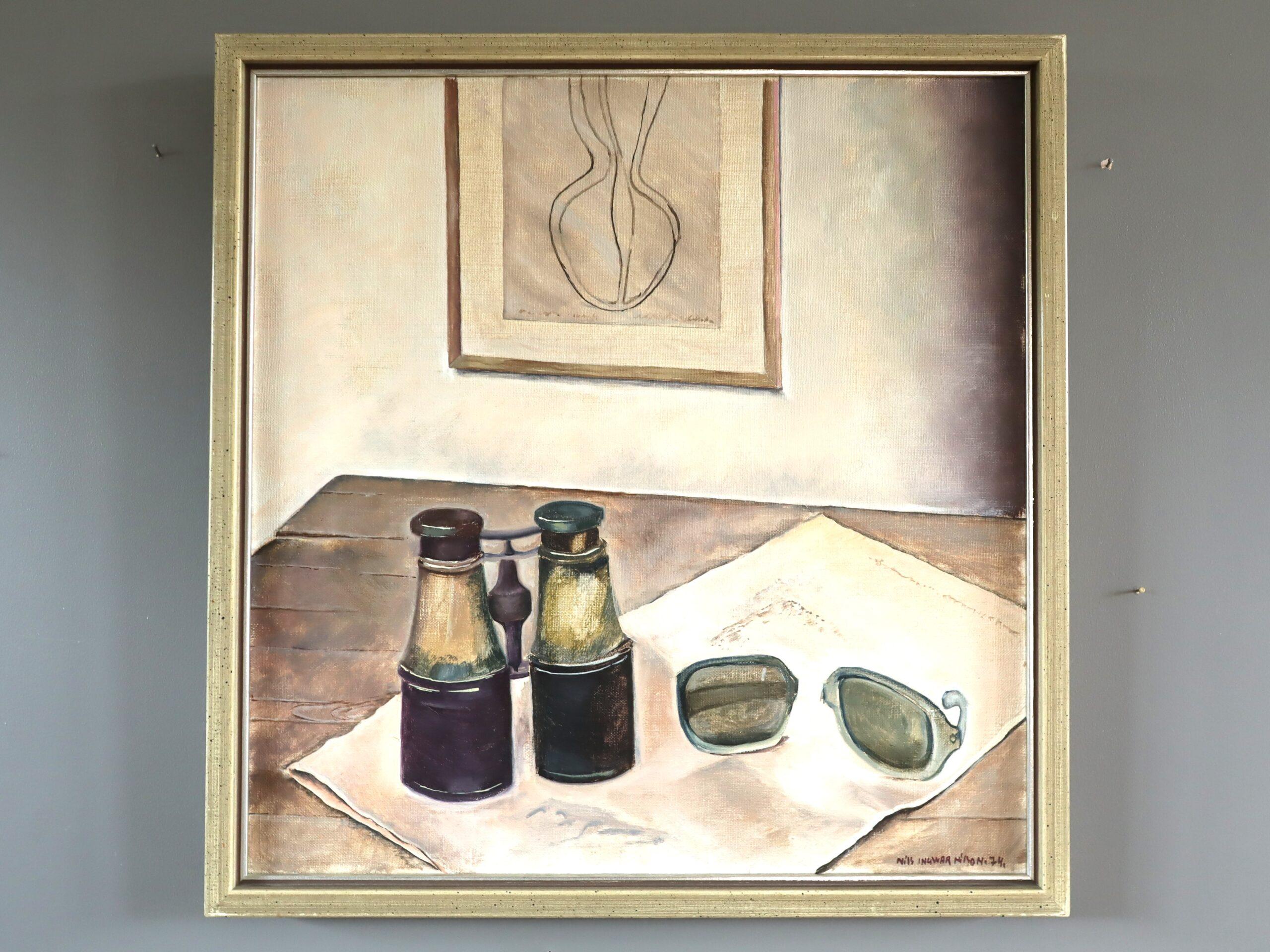 1974 Pittura ad olio di interni svedese modernista - Natura morta con binocolo - Painting di Unknown