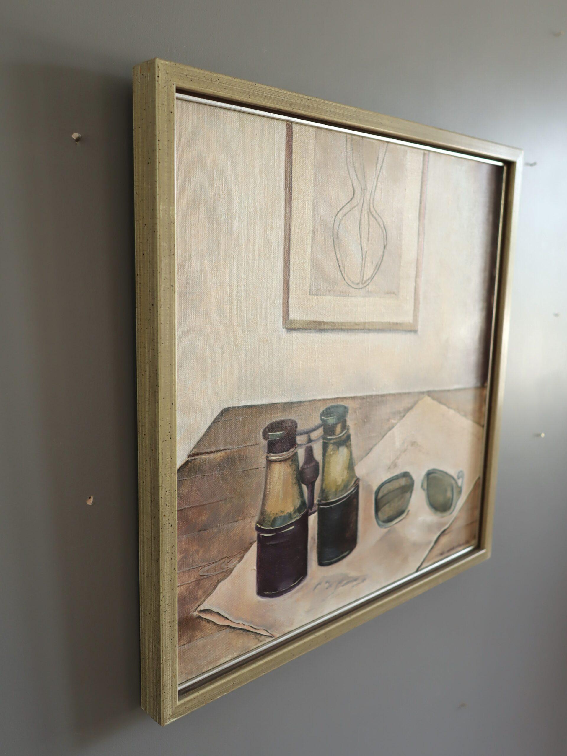 1974 Pittura ad olio di interni svedese modernista - Natura morta con binocolo - Still-Life Painting Beige di Unknown