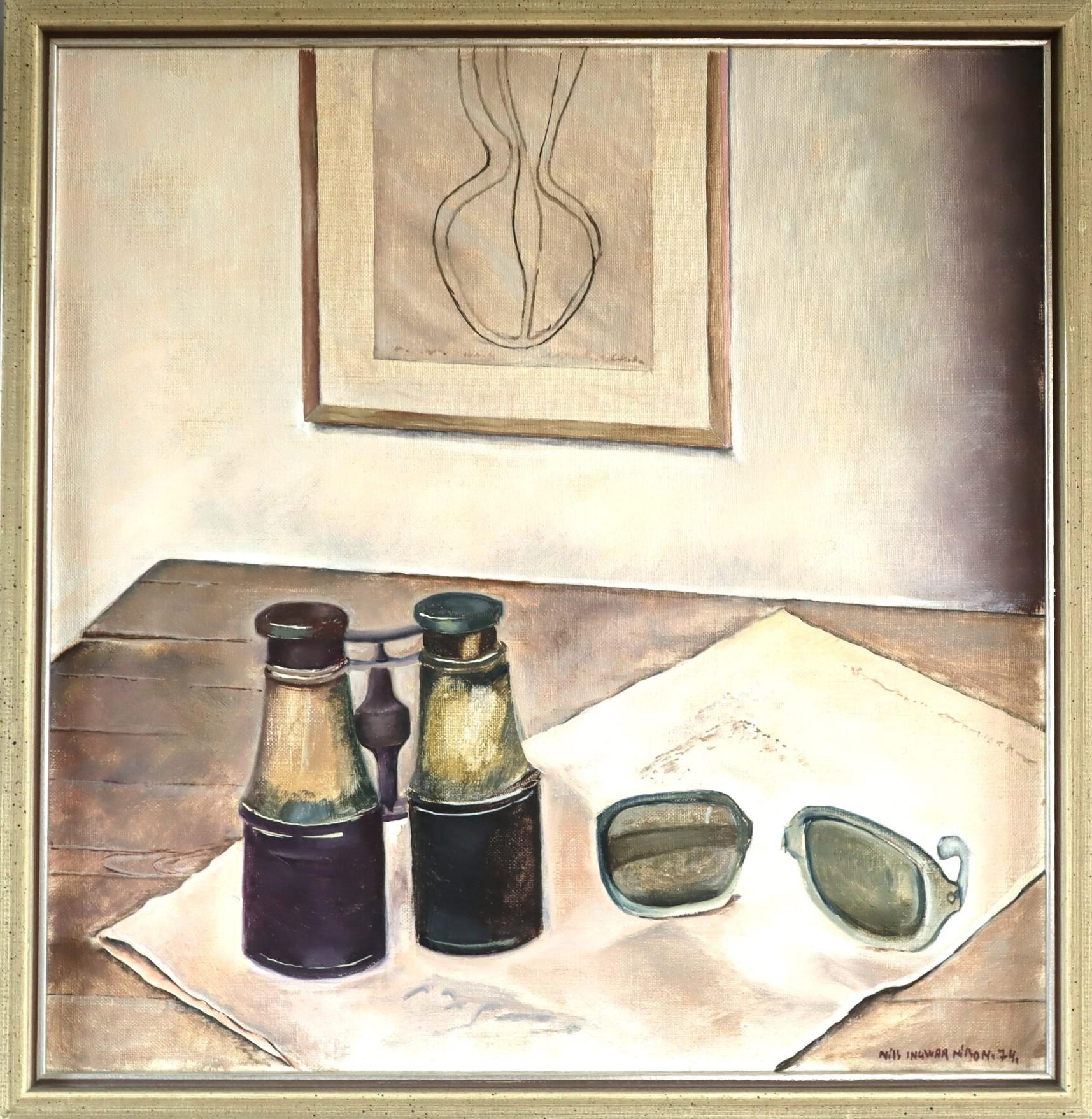 Still-Life Painting di Unknown - 1974 Pittura ad olio di interni svedese modernista - Natura morta con binocolo