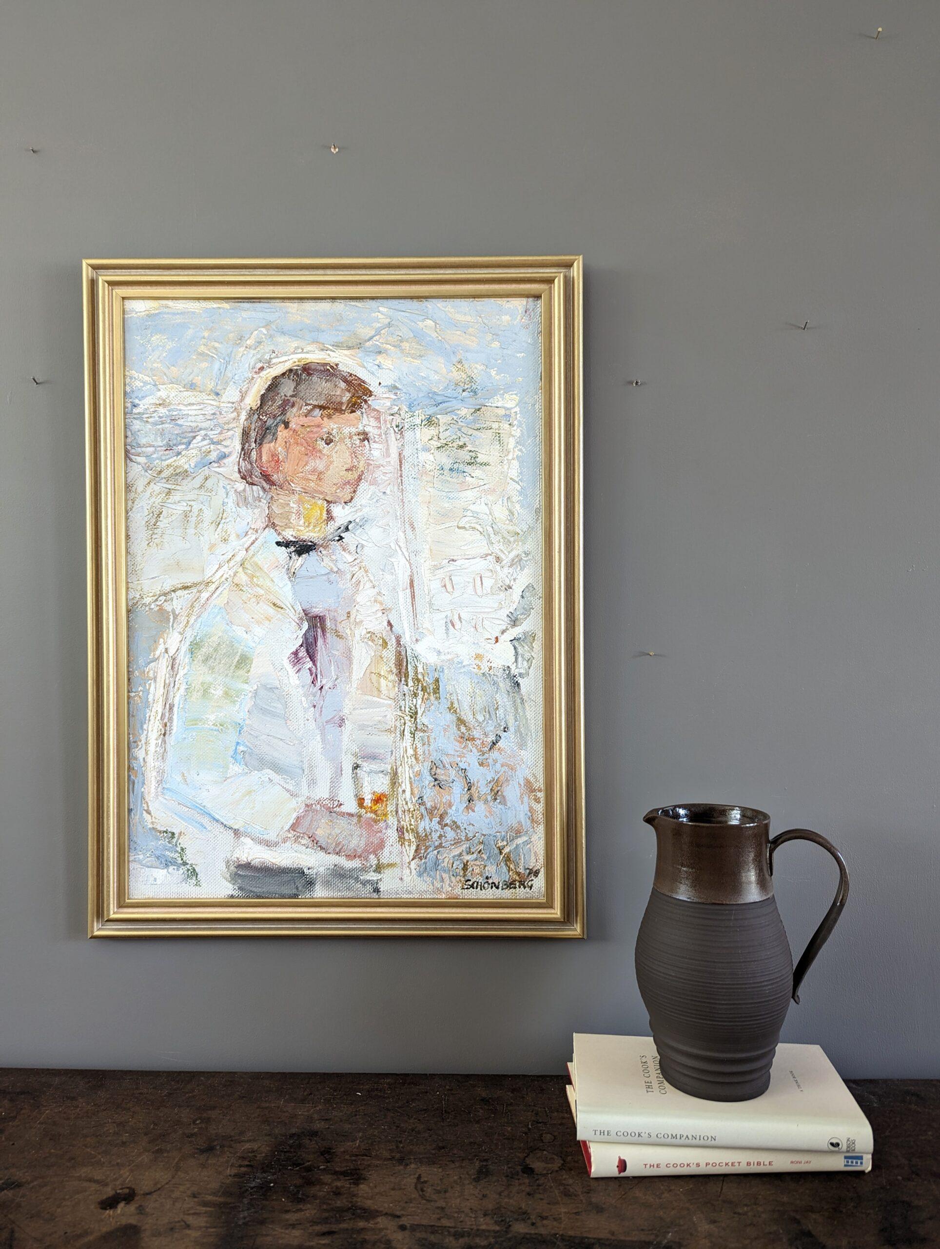 AL TUO SERVIZIO
Dimensioni: 58 x 43 cm (cornice inclusa)
Olio su tavola

A  composizione figurativa meravigliosamente strutturata, eseguita a olio su tavola e datata 1976.

Una figura viene immortalata nell'atto di servire un drink. La figura si