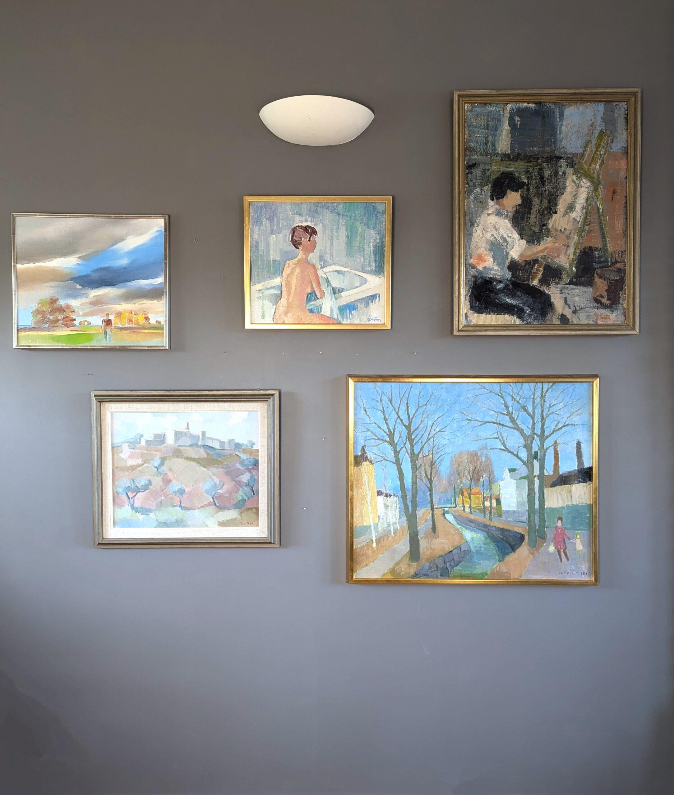SOLITUDINE NELLA NATURE
Dimensioni: 36,5 x 41,5 cm (cornice inclusa)
Olio su tela

Un'eccellente composizione paesaggistica modernista ad olio, dipinta su tela e datata 1978.

Questo dipinto presenta un paesaggio tranquillo e aperto sotto un cielo