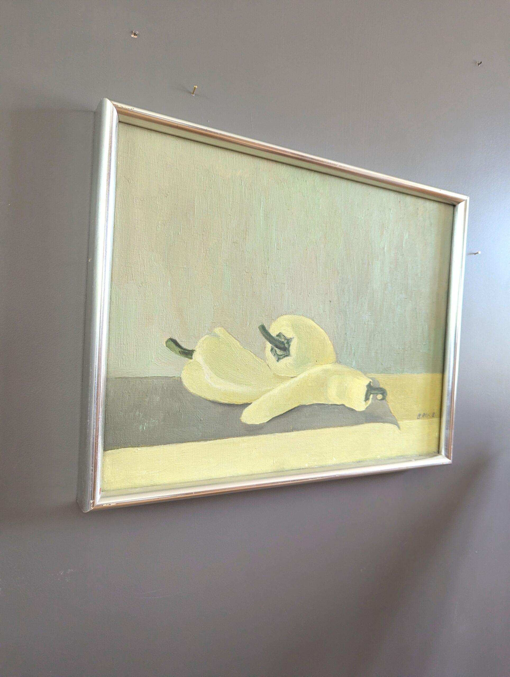 1981 Vintage Pintura al óleo sueca moderna de mediados de siglo - Naturaleza muerta con pimientos - Still-Life Painting Beige de Unknown