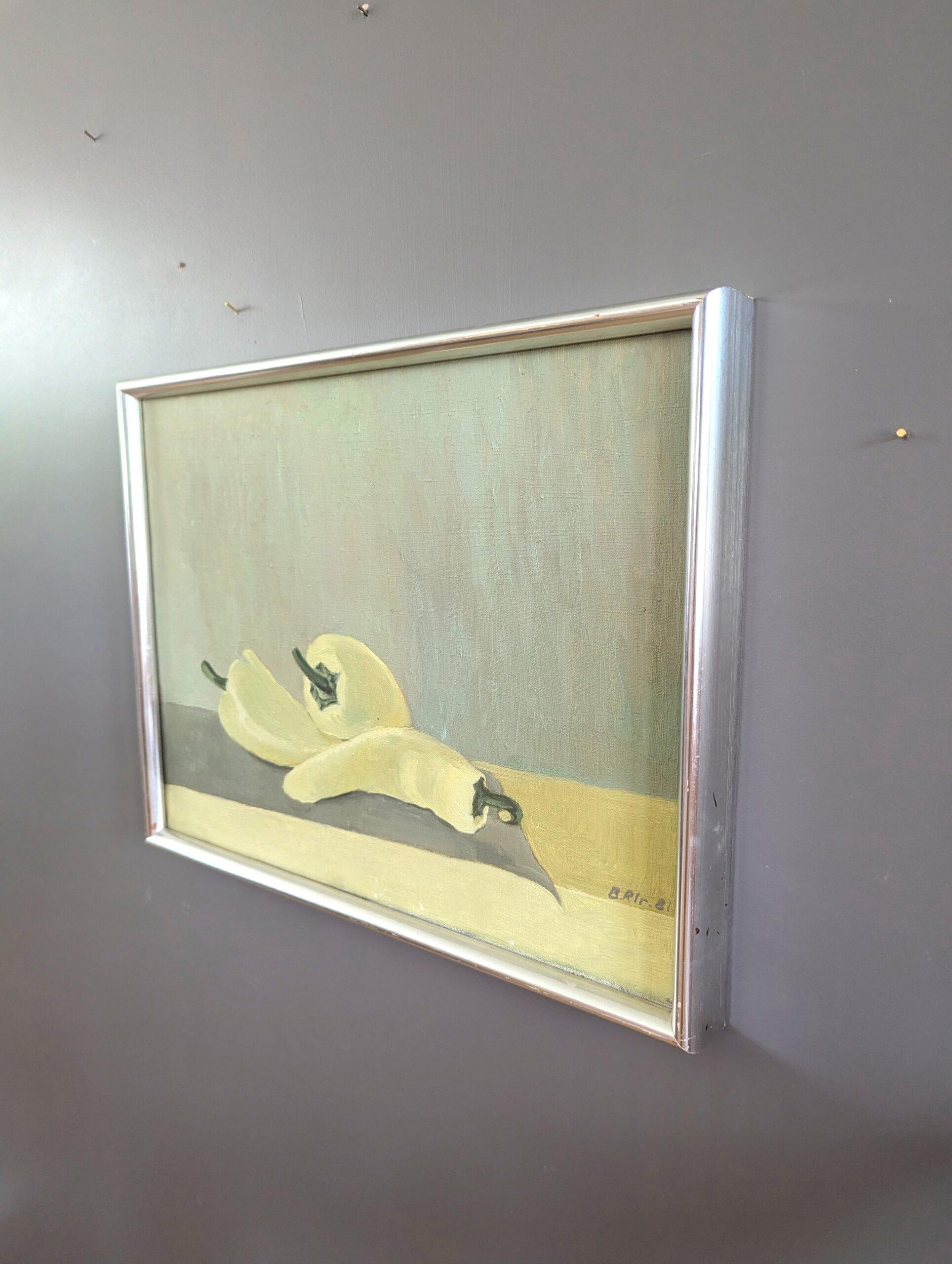BODEGÓN CON PIMIENTOS
Óleo sobre lienzo
Tamaño: 32 x 42 cm (incluido el marco)

Una composición al óleo de naturaleza muerta modernista, sencilla pero muy agradable, realizada en óleo sobre lienzo y fechada en 1981.

Sobre un fondo de tonos claros,