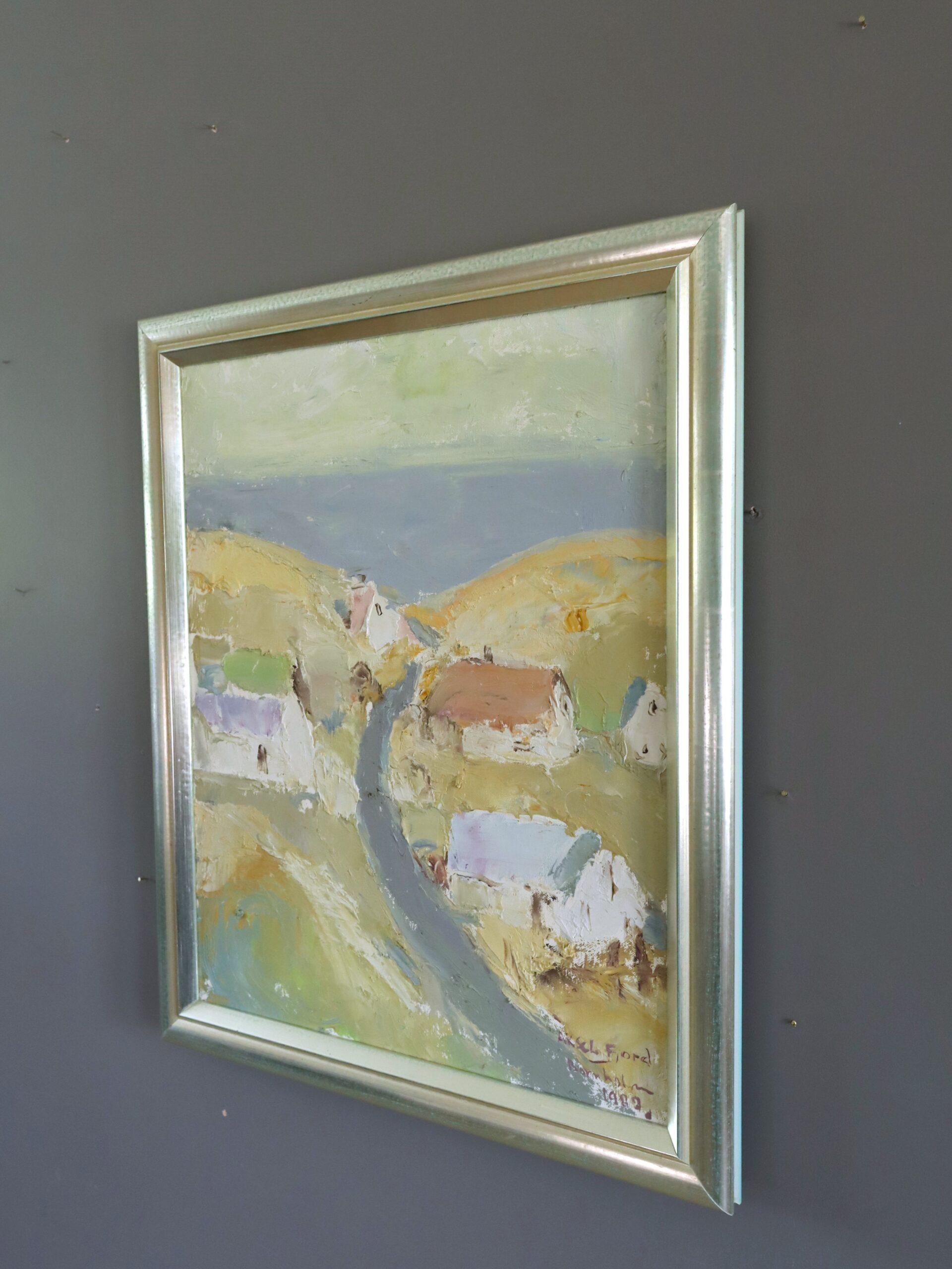 KÜSTENSTRASSE ZUM MEER
Größe: 57,5 x 47,5 cm (einschließlich Rahmen)
Öl auf Leinwand

Ein lyrisches und stimmungsvolles, halbabstraktes Landschaftsgemälde, ausgeführt in Öl auf Leinwand und datiert 1982.

Das Gemälde fängt den Charme eines Dorfes am
