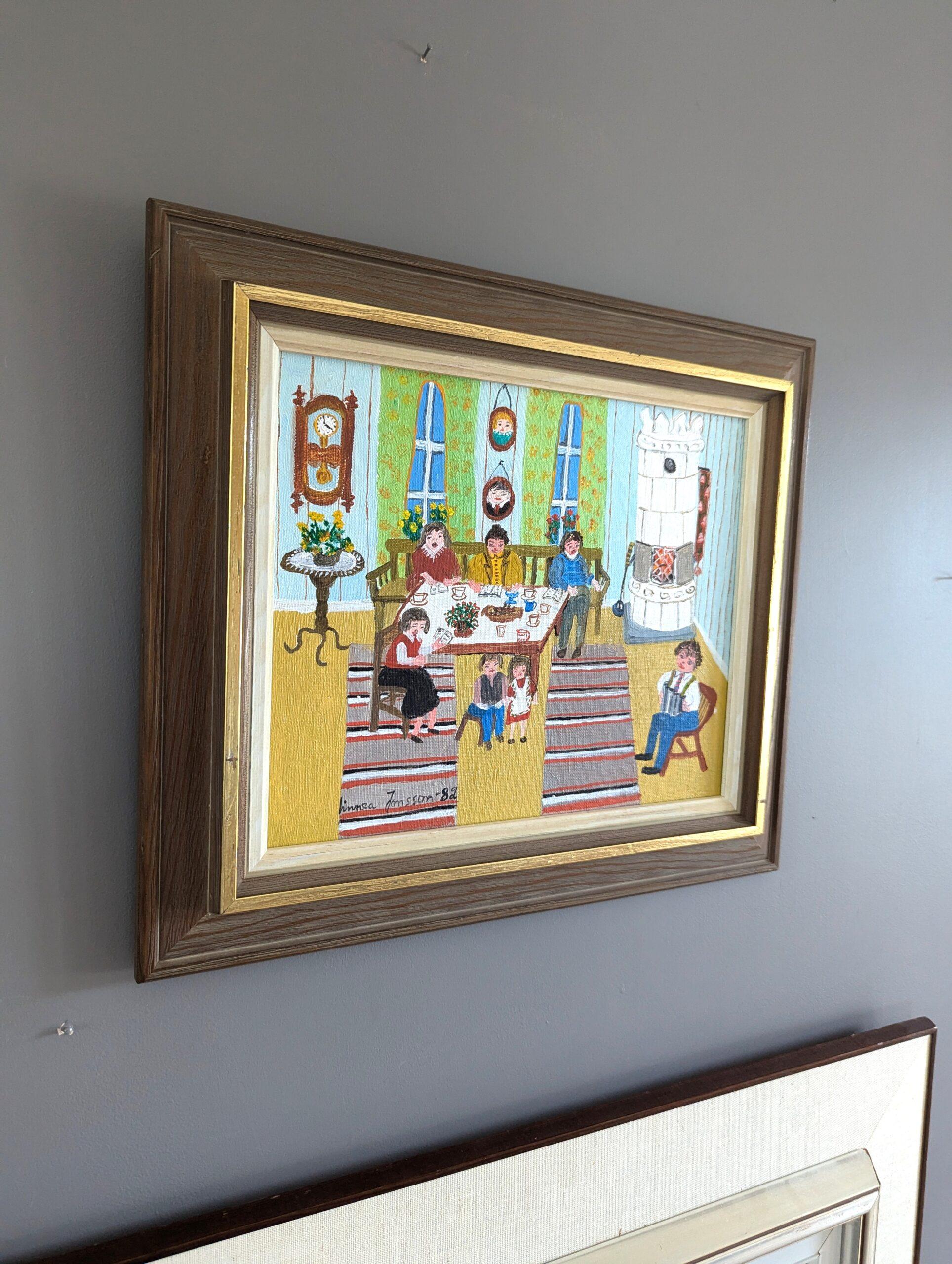 Chanter au coin du feu
Huile sur panneau
Taille : 31 x 36 cm (cadre compris)

Une composition amusante et joyeuse d'un intérieur de maison, exécutée à l'huile sur carton et datée de 1982.

Ce charmant tableau narratif présente une foule de détails à