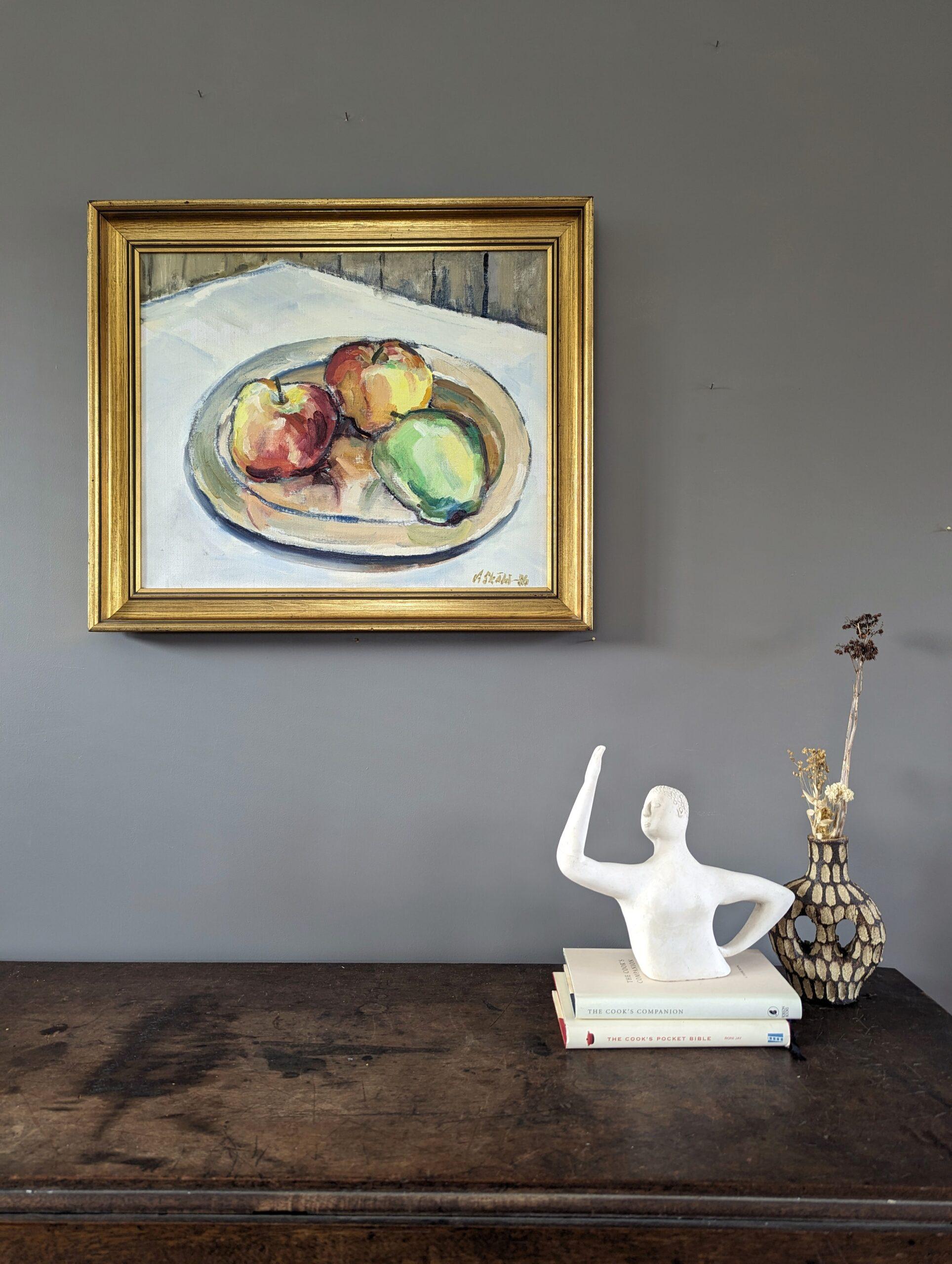 ORCHARD-ÄPFEL
Größe: 46,5 x 54,5 cm (einschließlich Rahmen)
Öl auf Leinwand

Eine sehr gekonnt ausgeführte modernistische Stilllebenkomposition in Öl, gemalt auf Leinwand und datiert 1986.

Auf diesem Bild liegen 3 Äpfel auf einer Untertasse auf