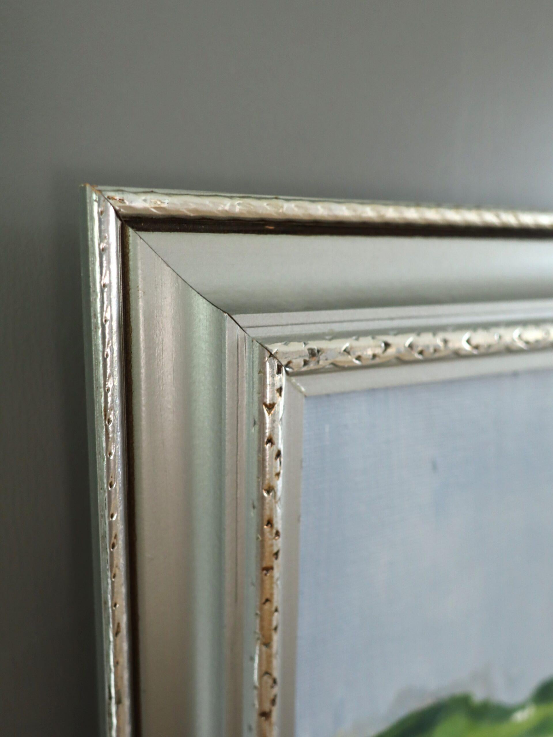 BERGHANG AM MEER
Größe: 45,5 x 53,5 cm (einschließlich Rahmen)
Öl auf Leinwand

Ein lebhaftes und angenehmes modernistisches Landschaftsgemälde, das einen weitläufigen Blick auf einen Küstenhang, der in ein ruhiges Meer abfällt, einfängt. Es ist in