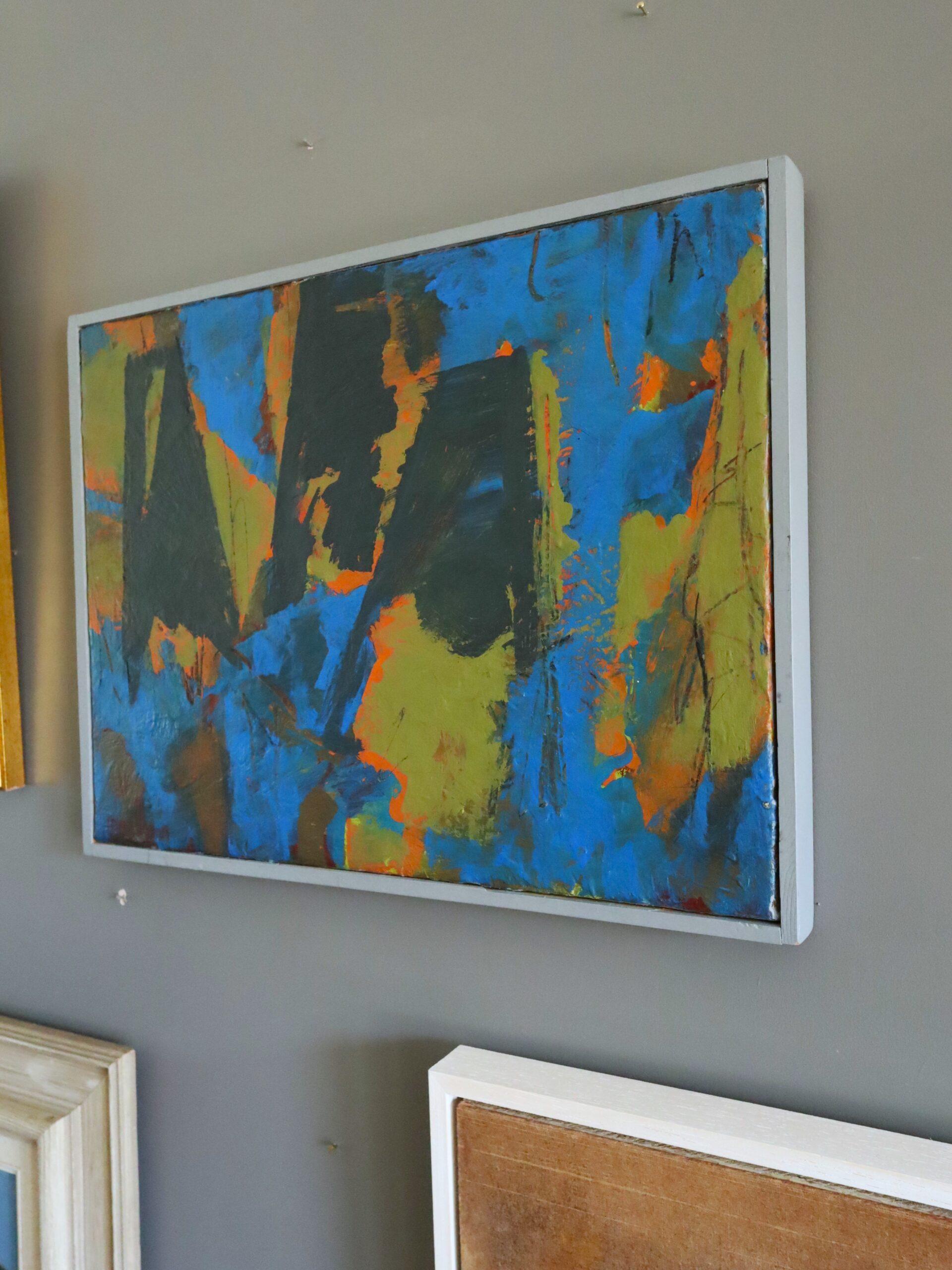 COLLISION AVEC LE COBALT
Taille : 32 x 42 cm (cadre compris)
Huile sur toile

Une composition abstraite saisissante qui explore la profondeur et la tension à travers des formes audacieuses et déchiquetées qui évoquent des silhouettes architecturales