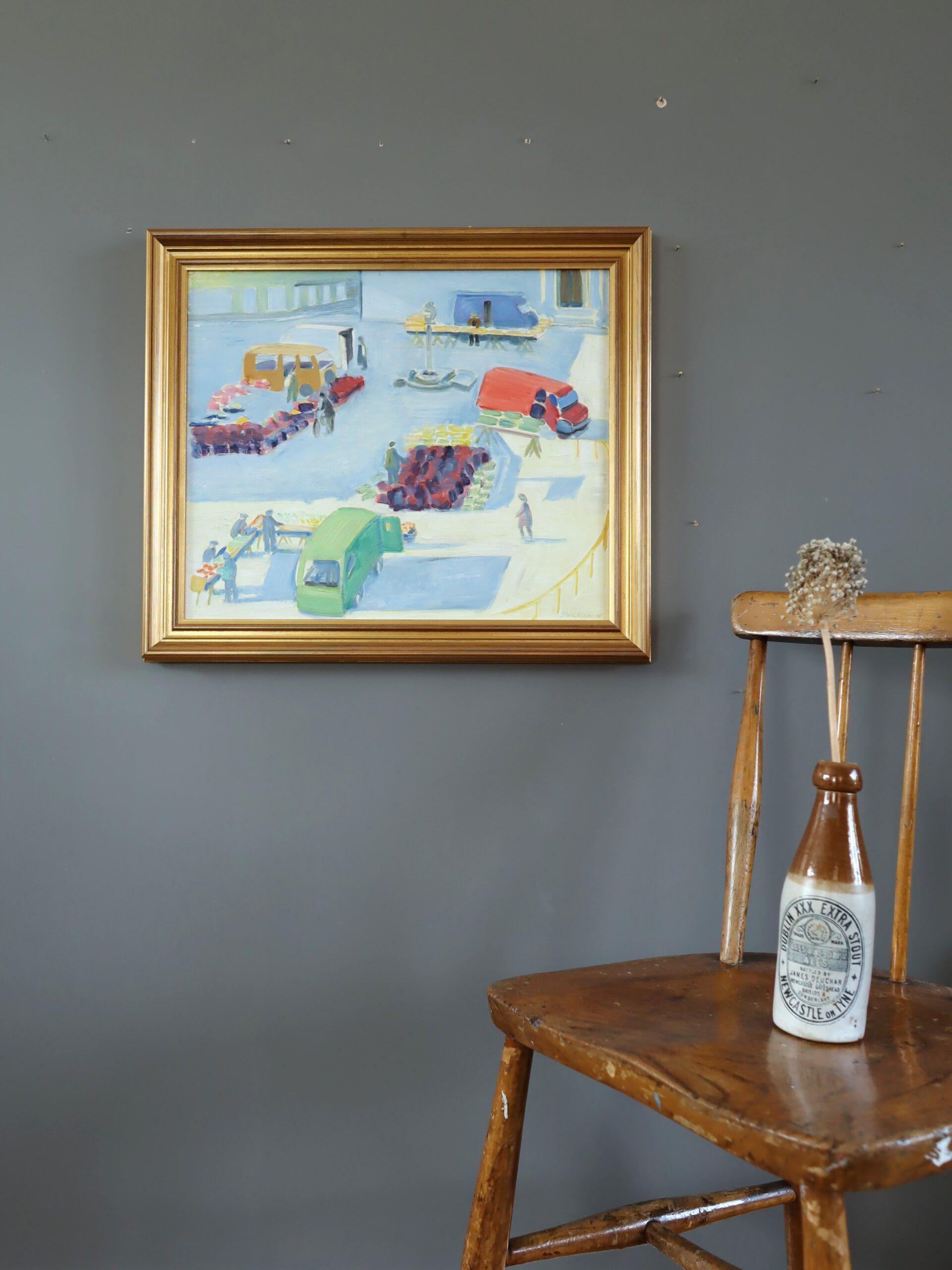 LE MARCHÉ ANIMÉ
Taille : 46,5 x 54 cm (cadre compris)
Huile sur toile

Une charmante et vivante composition moderniste du 20e siècle, peinte à l'huile sur toile et datée de 1994.

Cette peinture représente une scène de marché animée et stylisée. La
