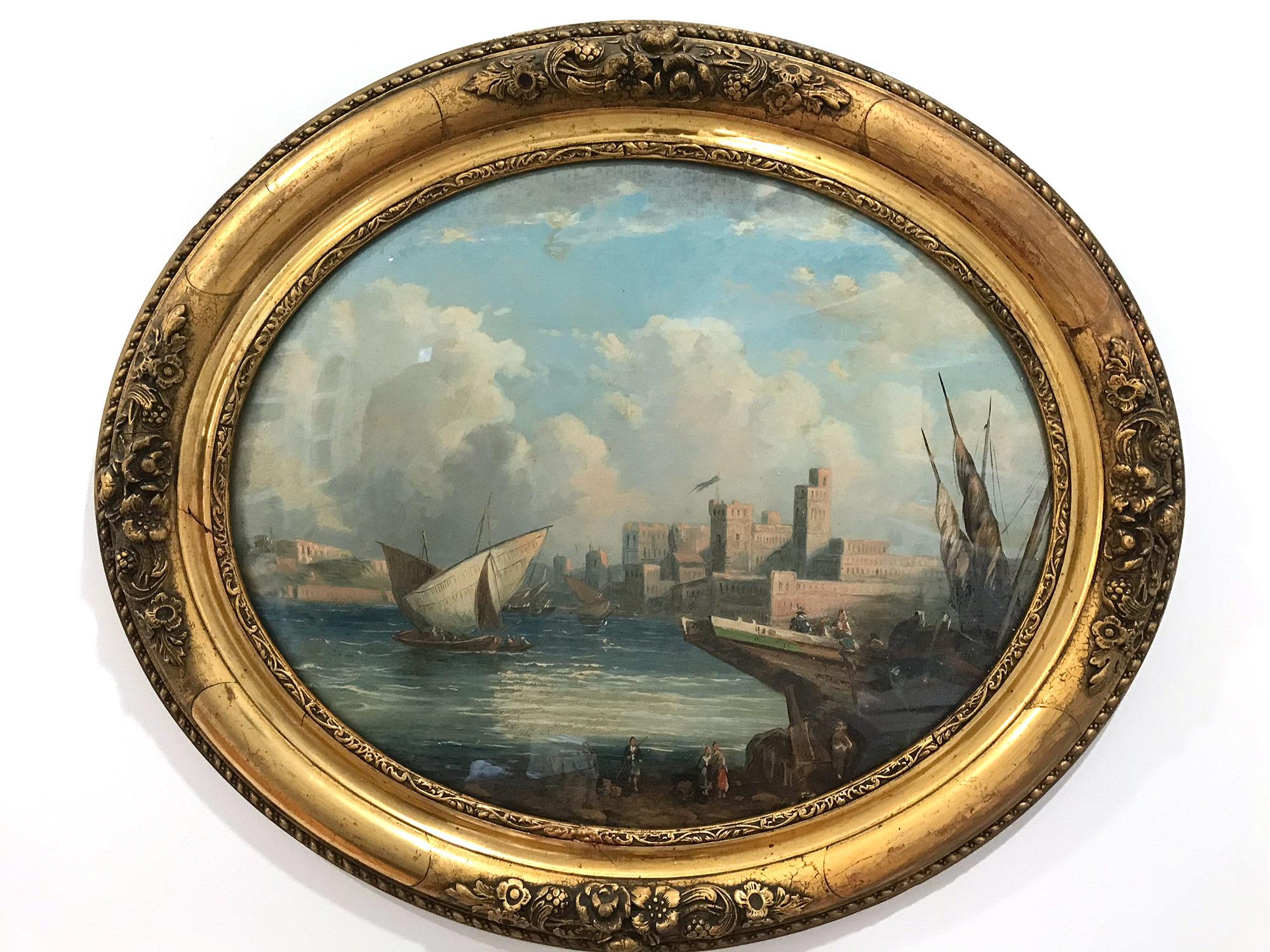 Une paire de majestueux tableaux ovales du 19ème siècle de l'école continentale avec de beaux détails partout. La scène du paysage marin est vraiment époustouflante : elle représente un château avec des personnages et des bateaux sur l'eau. La scène