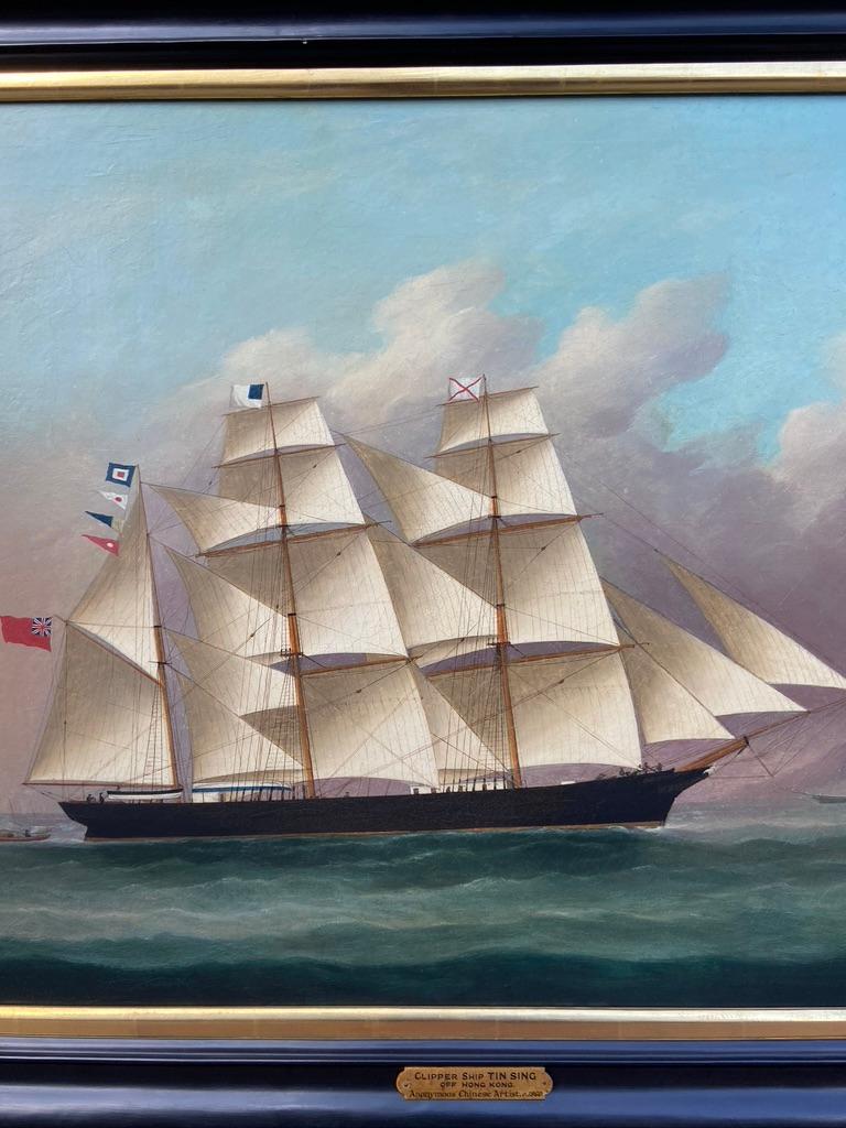 Peinture commerciale chinoise du 19e siècle représentant un clipper Ship Tin Sing au large de Hong Kong - Painting de Unknown