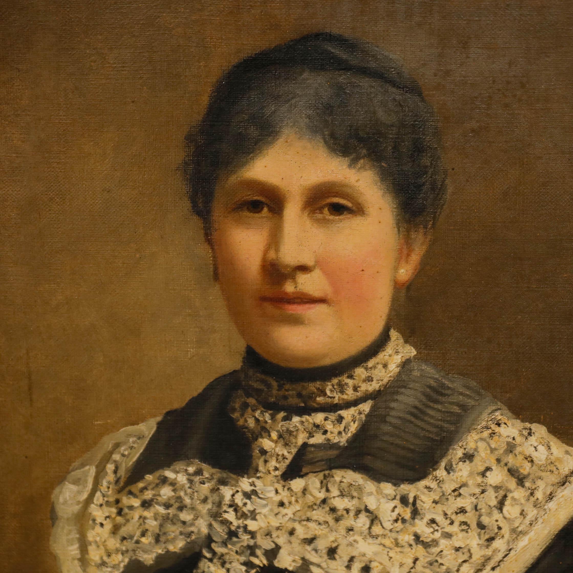 Ein charmantes Porträt aus dem 19. Jahrhundert, das eine Frau in einem blauen Kleid mit einem kunstvollen Spitzenkragen zeigt. Nicht signiert. Gut präsentiert in einem vergoldeten Rahmen. Auf Leinwand.