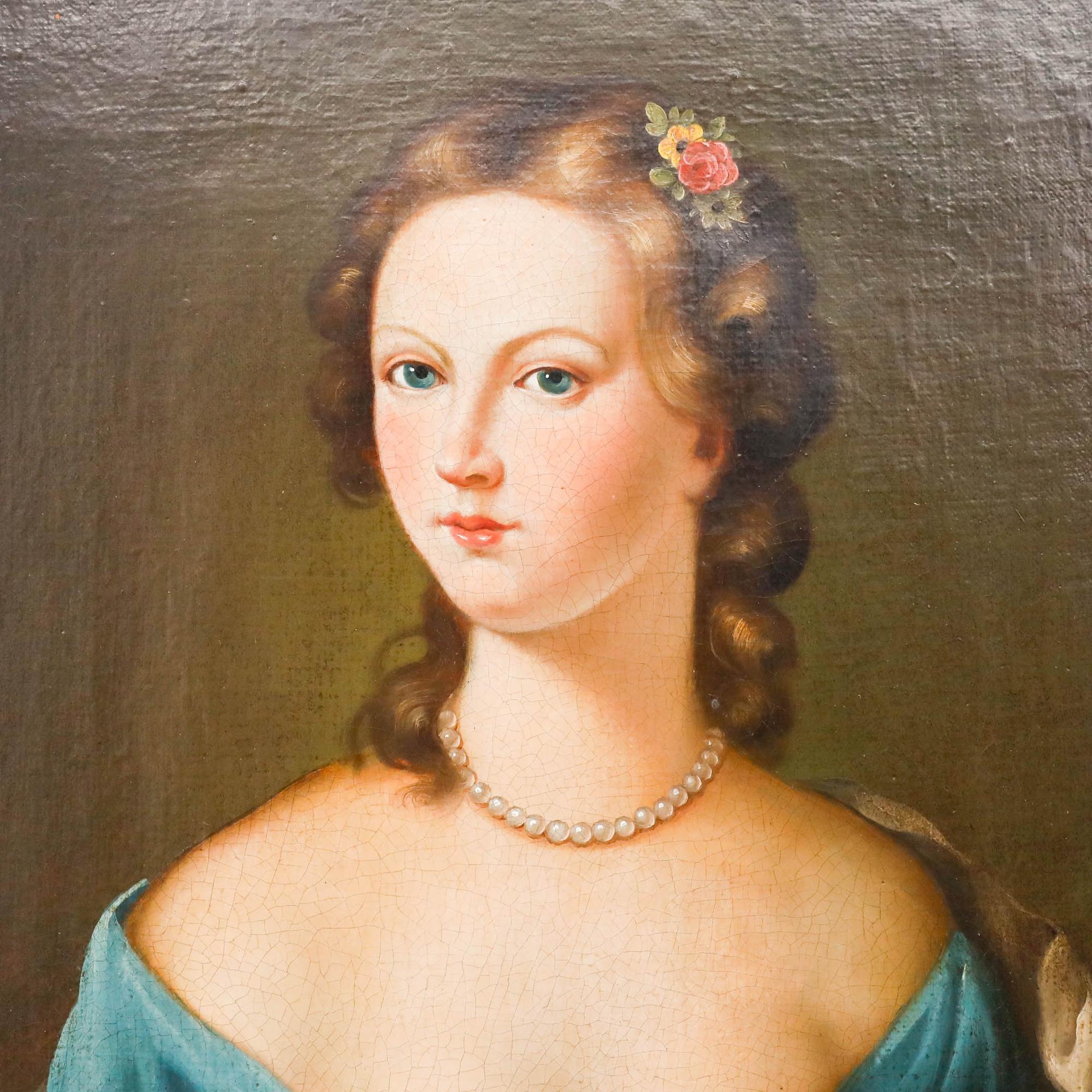 Cet élégant portrait représente une jeune femme au raffinement évident, parée d'un délicat collier de perles et d'un petit ornement floral, ses cheveux auburn étant coiffés à la mode de l'époque. La composition met en scène le sujet sur un