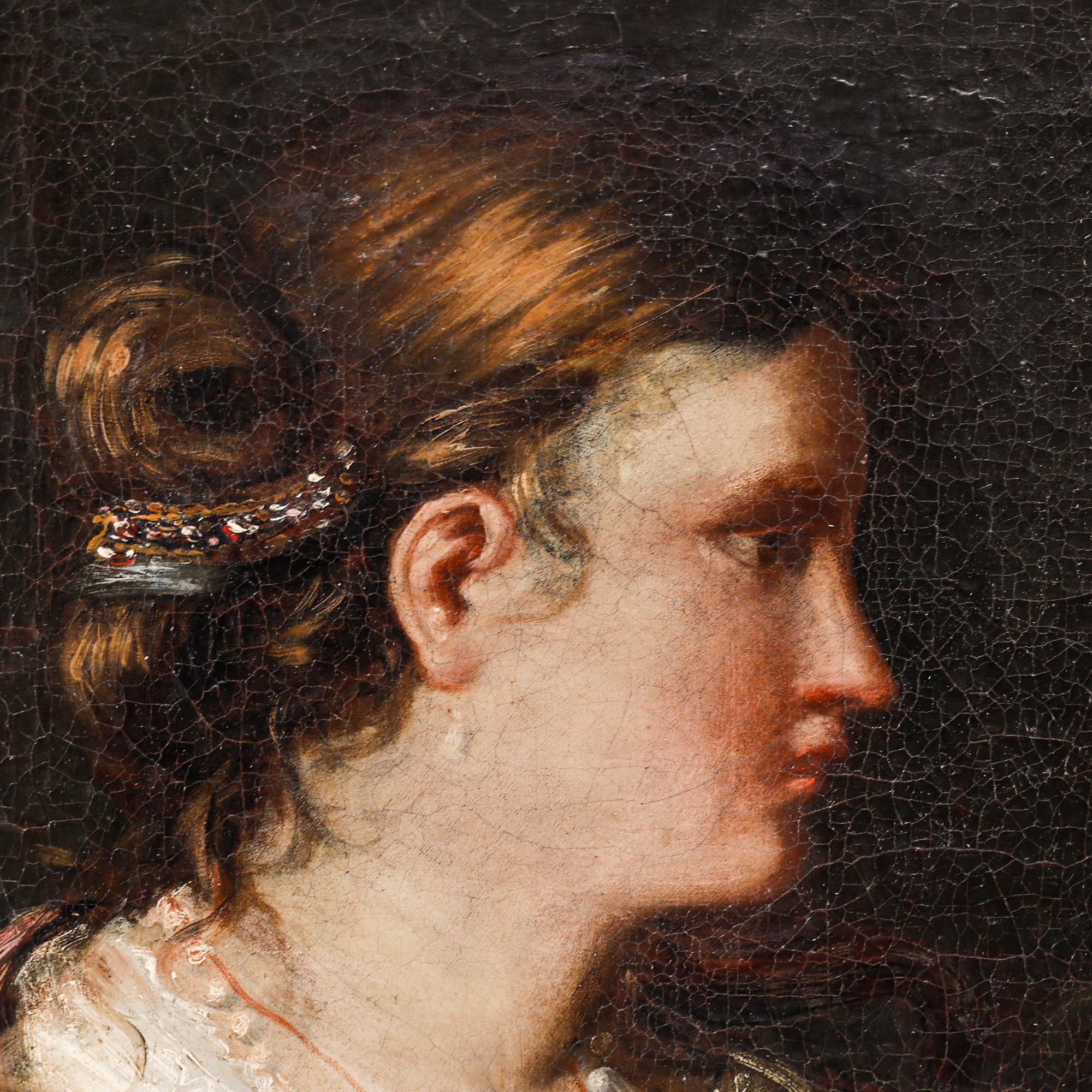 Este retrato íntimo capta a una mujer de perfil, adornada con perlas y lujosas telas, sobre un fondo oscuro que realza los luminosos tonos de la piel del sujeto. Sin firmar. Presentado en un marco de madera tallada con motivos corridos de huevo y