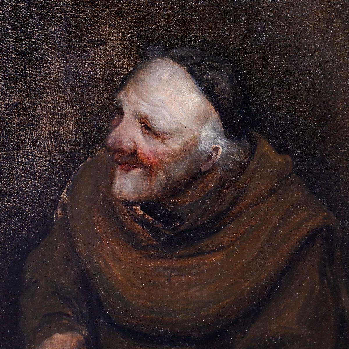 Dieses intime Porträt zeigt einen jovialen Mönch in brauner Robe, der in einem Moment warmen Lachens oder Zufriedenheit vor einem satten, dunklen Hintergrund festgehalten wurde. Der Künstler verwendet einen lockeren, ausdrucksstarken Pinselstrich