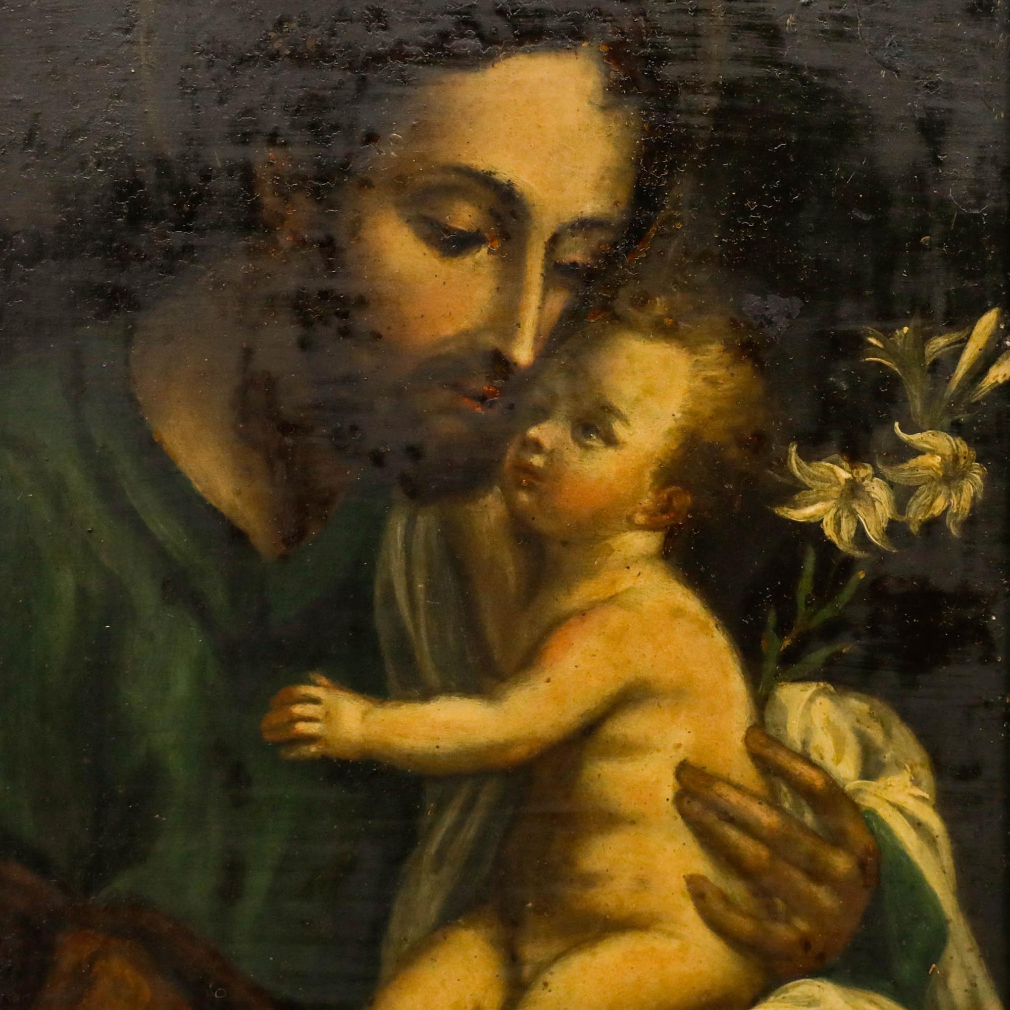 San José, identificado por el lirio en flor, acuna tiernamente al niño Jesús. El reverso presenta una representación adicional del mismo tema. La pieza se presenta en un marco de madera. Sin firmar. En metal.