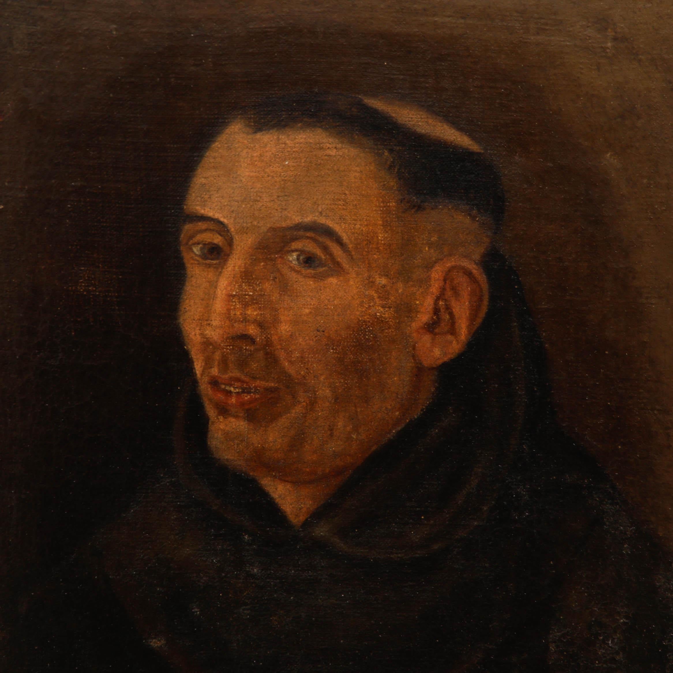 Un carismático retrato que representa a un monje en un interior en penumbra vestido con ropas religiosas. Sin firmar. En lienzo.