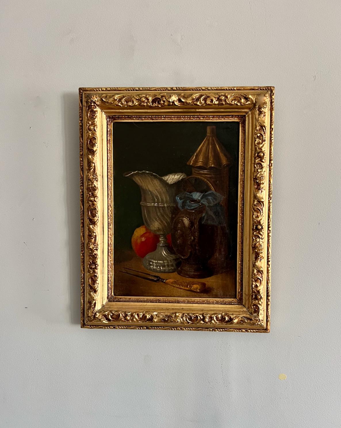 Stillleben des 19. Jahrhunderts, Eine Laterne, ein Tankard, eine Weinkanne, ein Apfel und eine Gabel – Painting von Unknown