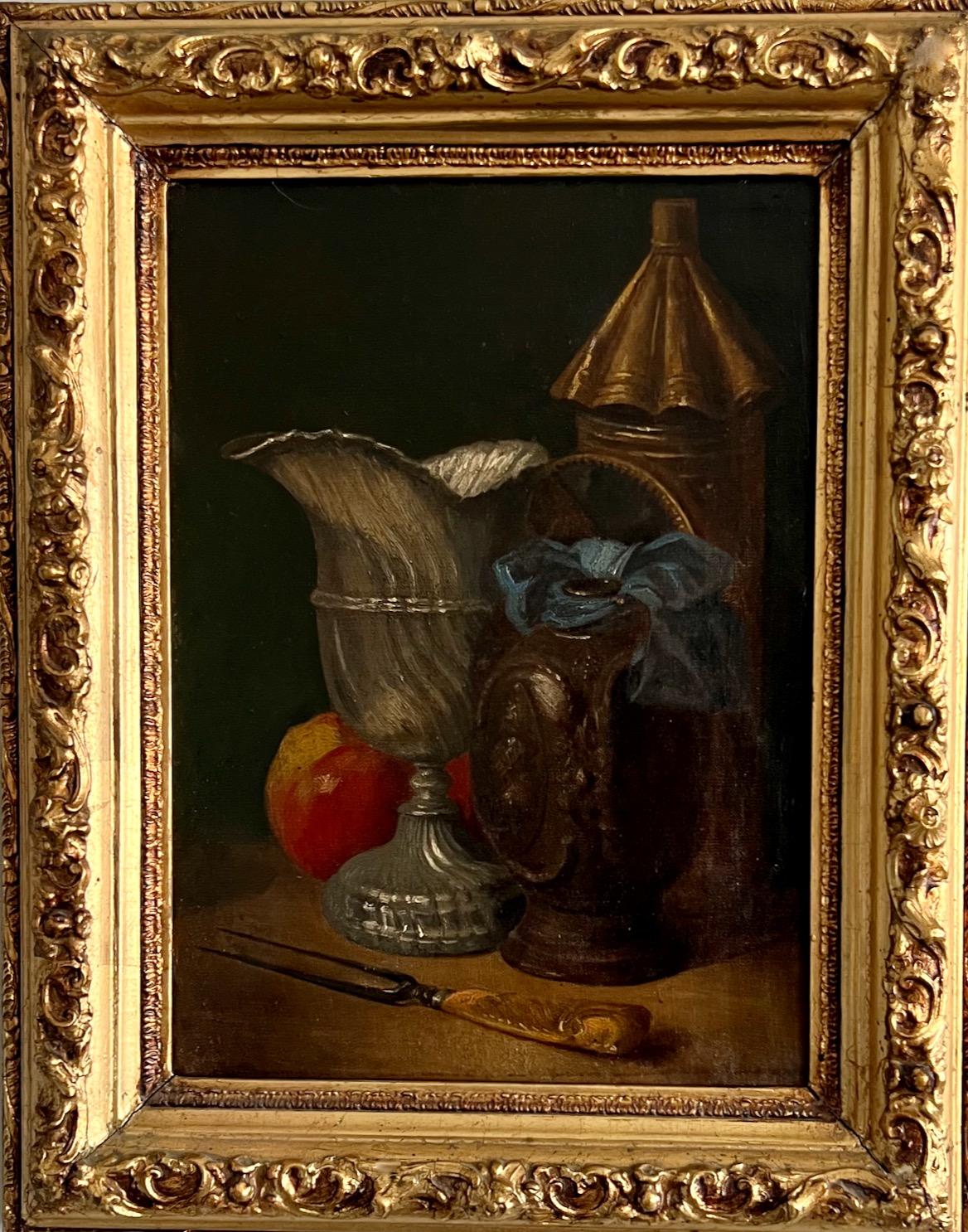 Stillleben des 19. Jahrhunderts, Eine Laterne, ein Tankard, eine Weinkanne, ein Apfel und eine Gabel im Angebot 1