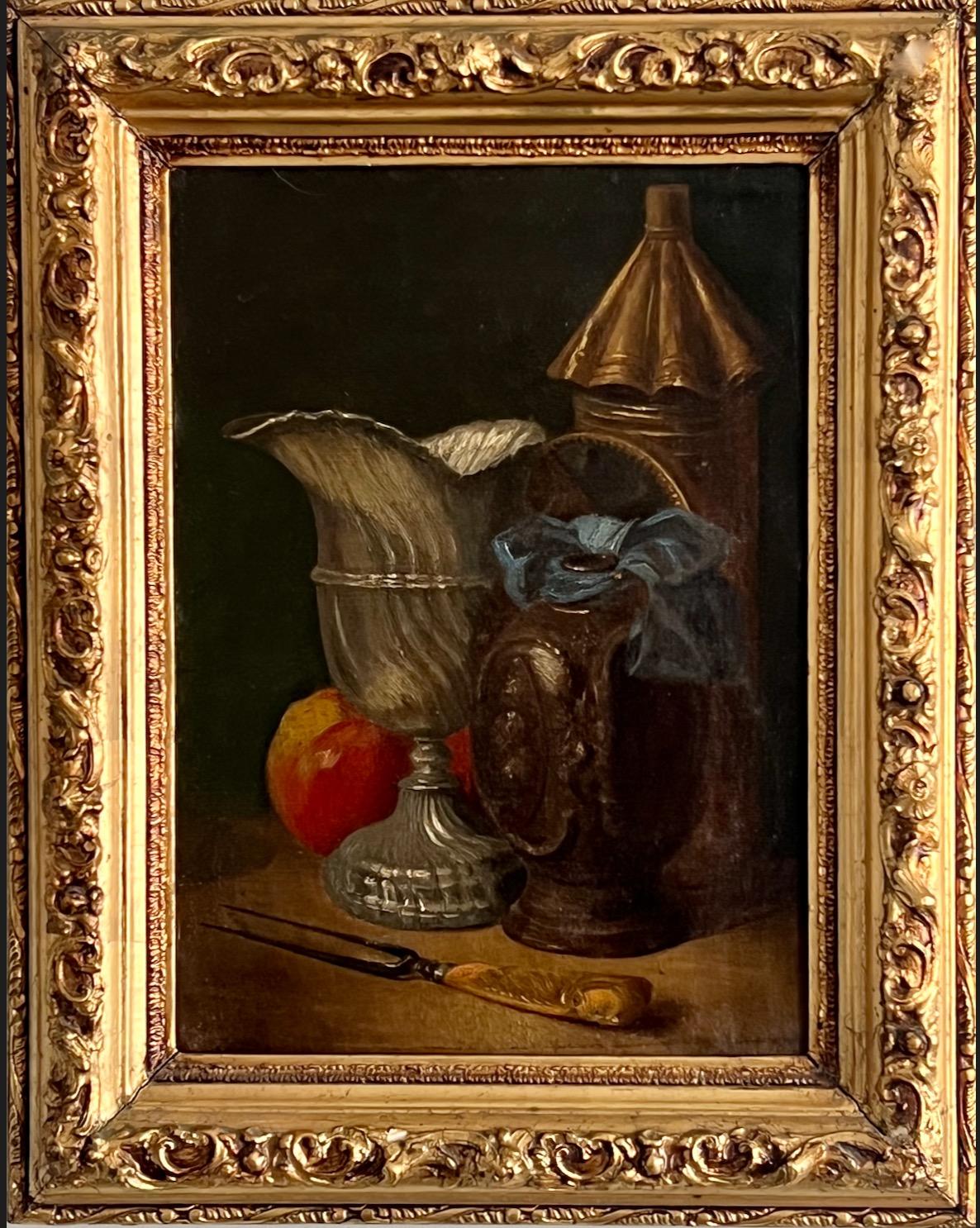 Unknown Still-Life Painting – Stillleben des 19. Jahrhunderts, Eine Laterne, ein Tankard, eine Weinkanne, ein Apfel und eine Gabel