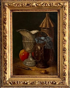 Nature morte du XIXe siècle, lanterne, chope, aiguière, pomme et fourchette.