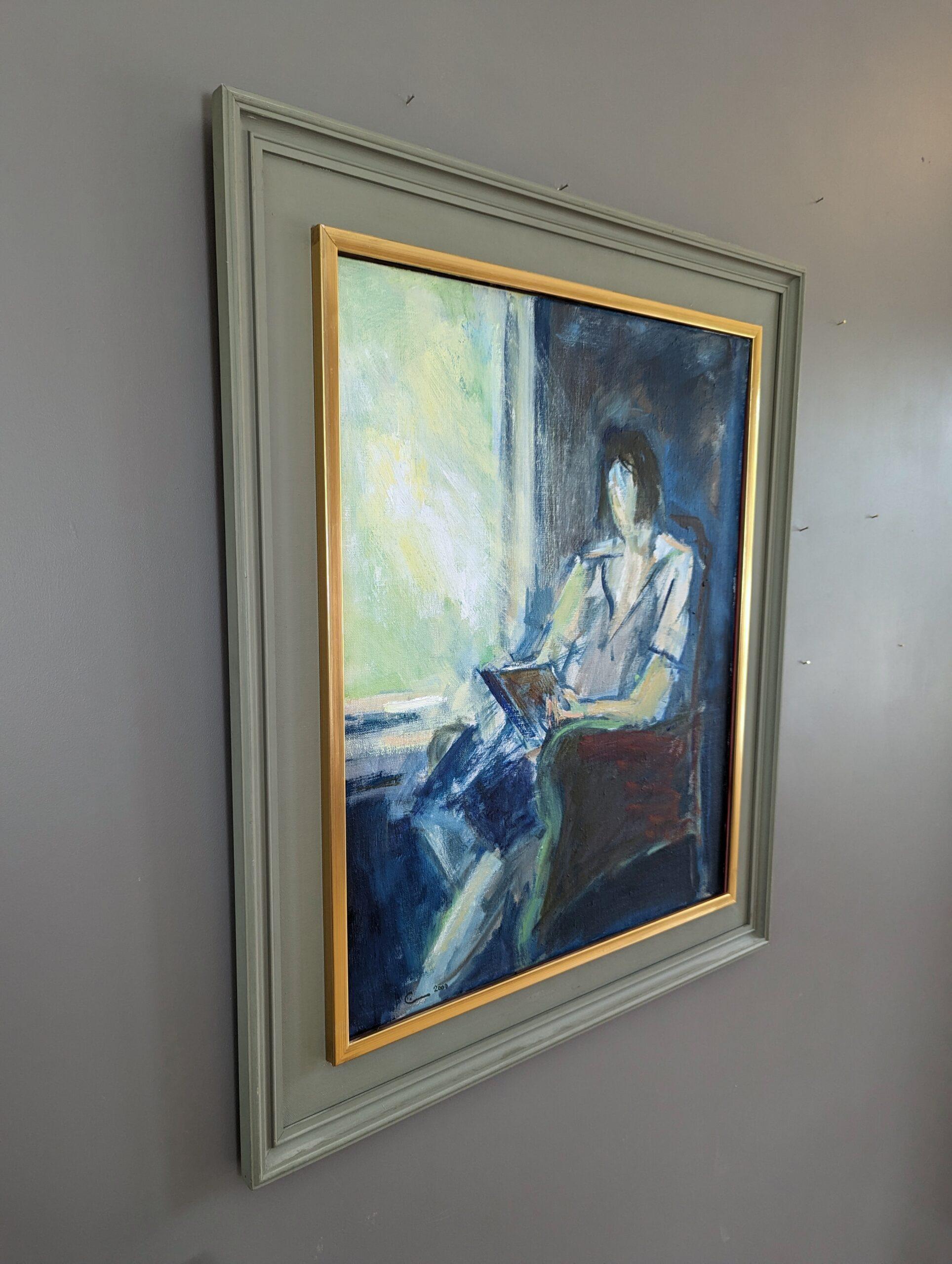 LEGGERE VICINO ALLA FINESTRA
Dimensioni: 78 x 67 cm (cornice inclusa)
Olio su tela

Un dipinto ad olio figurativo semi-astratto, eseguito ad olio su tela e datato 2000 sul retro.

La composizione cattura una figura seduta su una sedia, intenta a