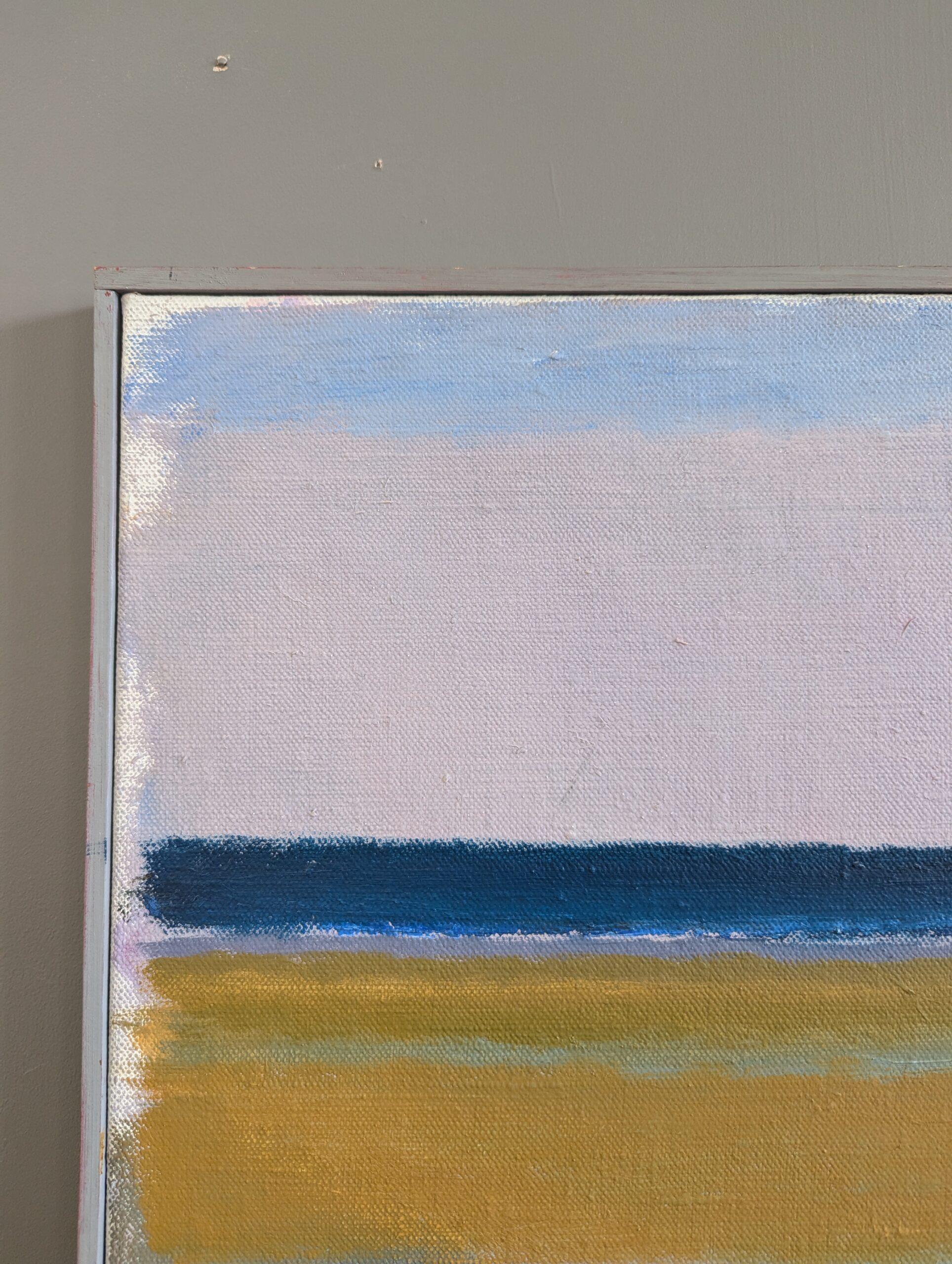 ENSUEÑO COSTERO
Tamaño: 40 x 42 cm (incluido el marco)
Óleo sobre lienzo

Un cuadro de paisaje abstracto contemporáneo que presenta una interpretación tranquila pero expresiva de un horizonte costero, realizado en óleo sobre lienzo y fechado en