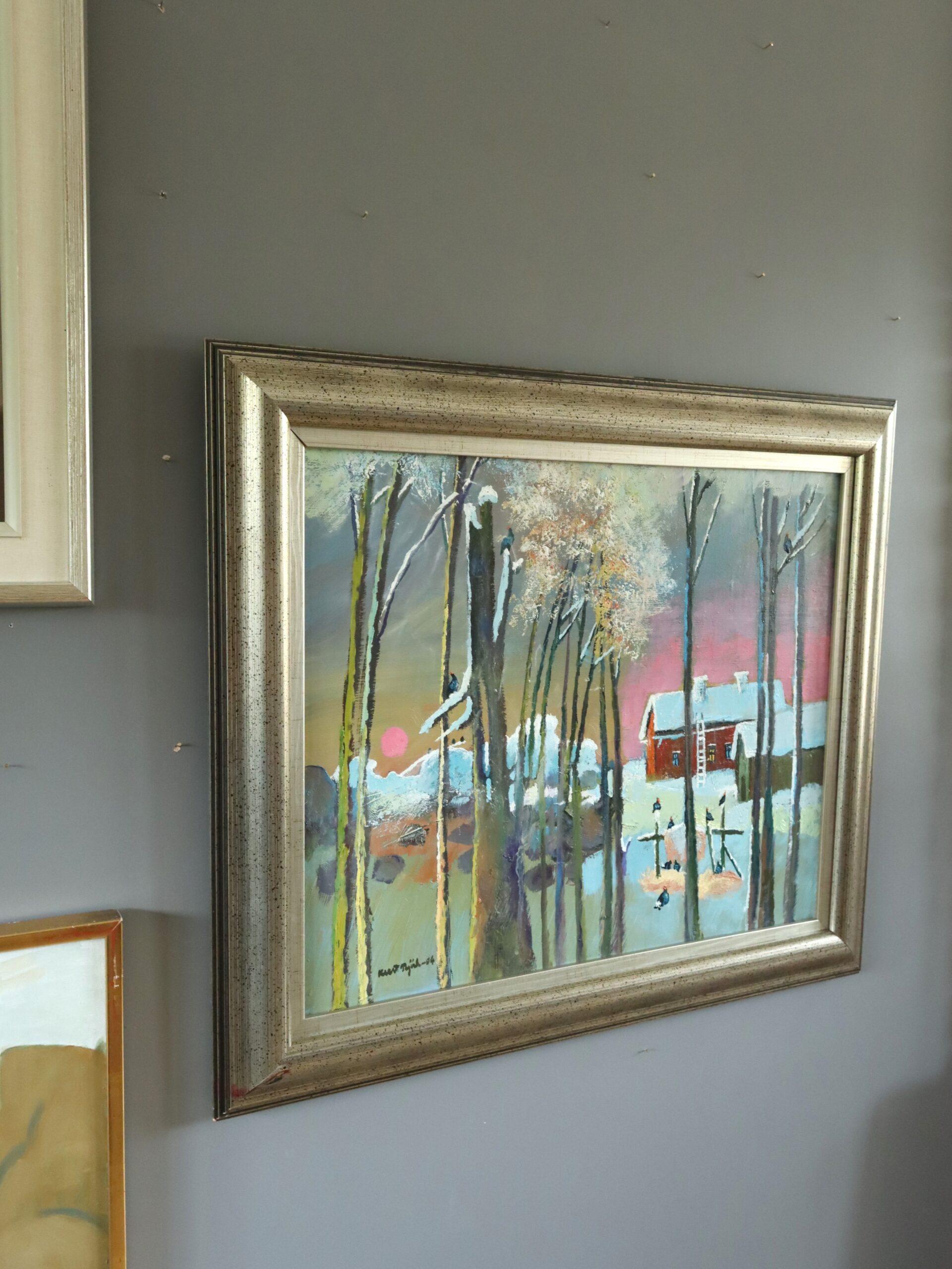 TRAMONTO TRA I PINI
Dimensioni: 65,5 x 75 cm (cornice inclusa)
Olio su tela

Un accattivante paesaggio modernista che cattura una serena serata invernale in una città, dipinto con una mano stravagante ma sofisticata, realizzato a olio su tela e