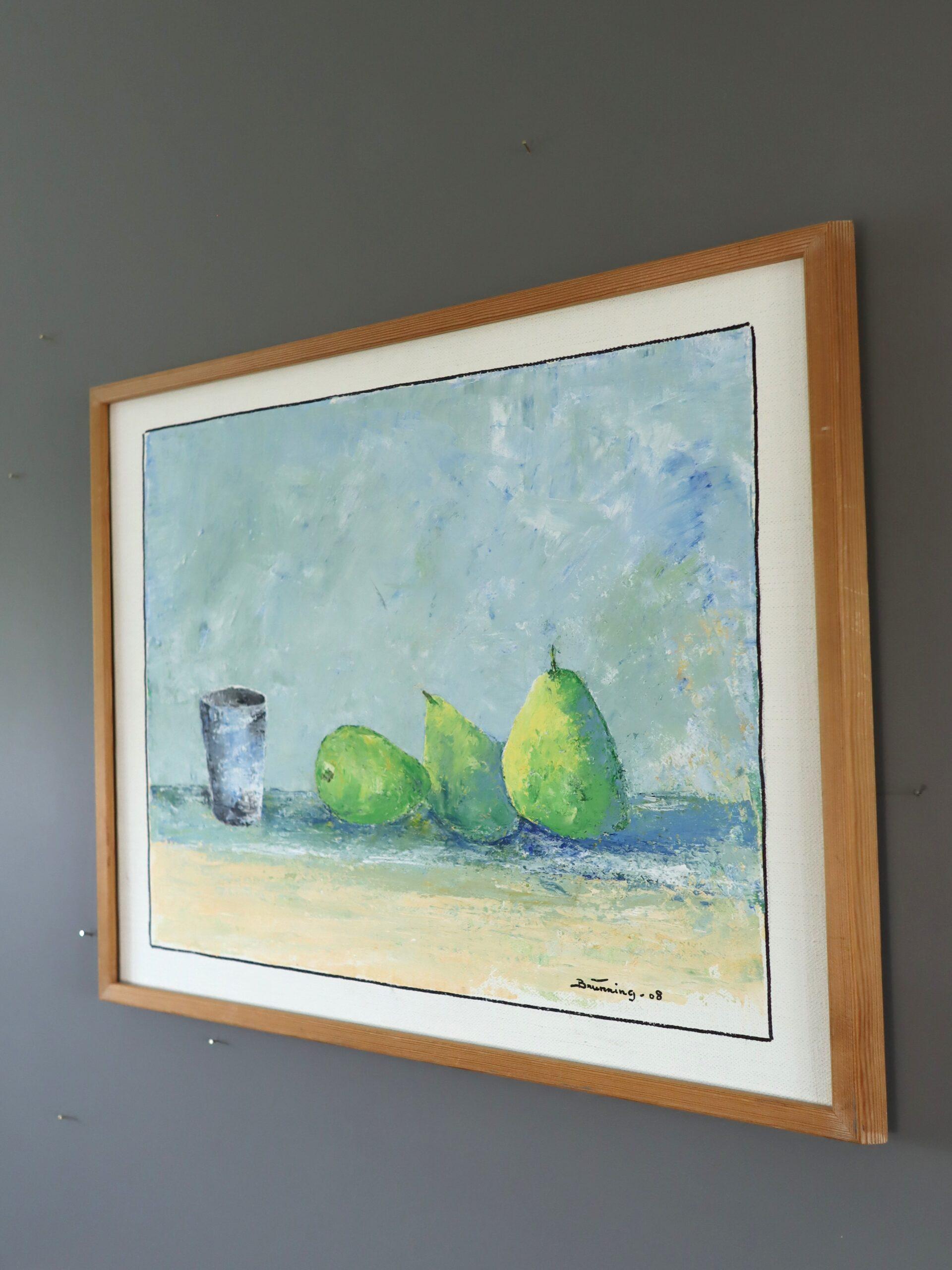 DREI BIRNEN UND EINE TASSE
Größe: 49,5 x 58,5 cm (einschließlich Rahmen)
Öl auf Leinwand

Ein ruhiges und kontemplatives Stillleben, das ein einfaches Tischarrangement aus drei grünen Birnen und einer kleinen blaugrauen Tasse vor einem sanft