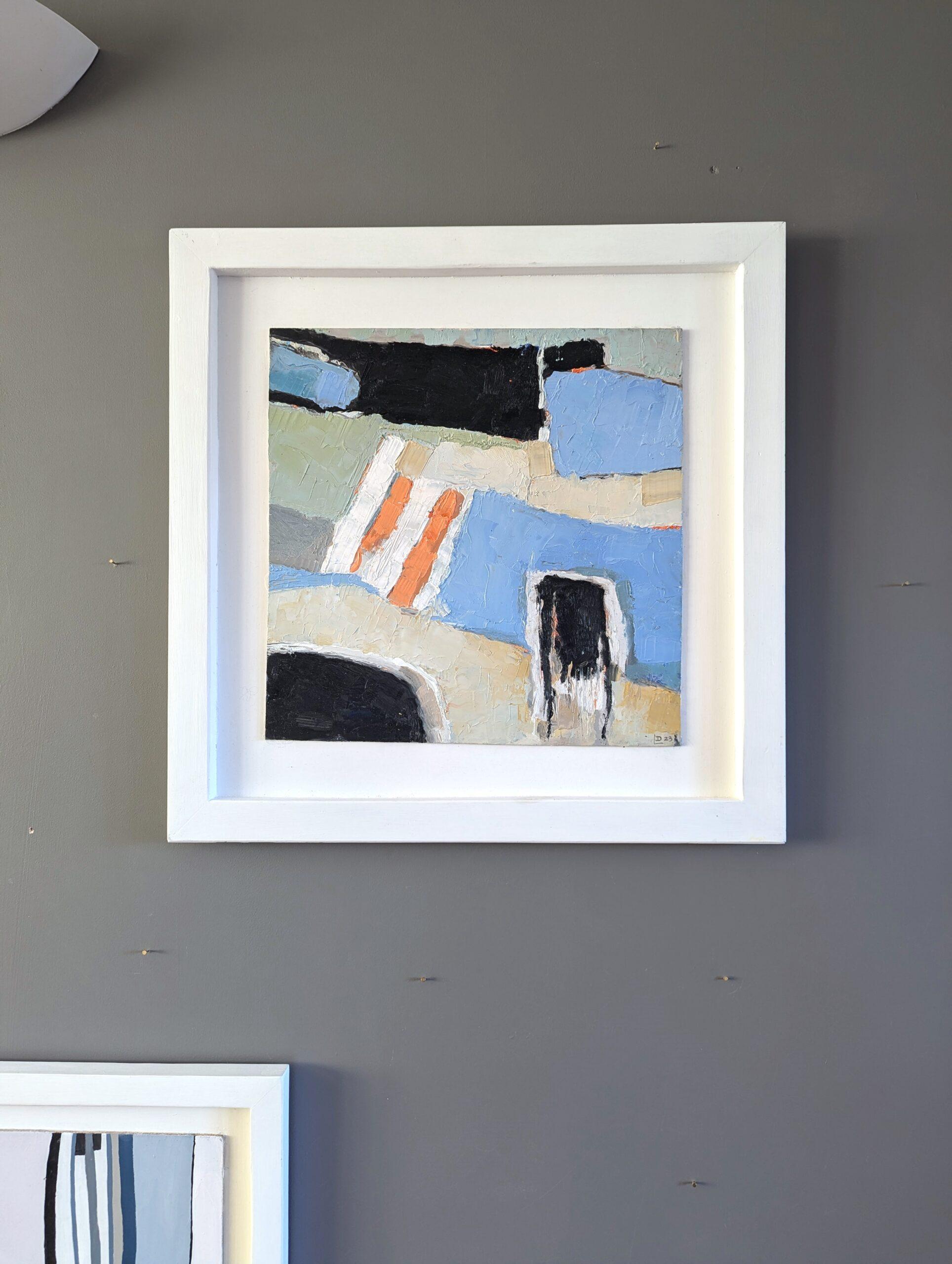 HEISSER TAG IN DER PREUSSENBUCHT
Öl auf Karton
Größe: 48 x 48 cm (einschließlich Rahmen)

Ein ausdrucksstarkes zeitgenössisches abstraktes Gemälde von der Küste Cornwalls, ausgeführt in Öl auf Karton und datiert 2023.

Das abstrakte Gemälde mit dem