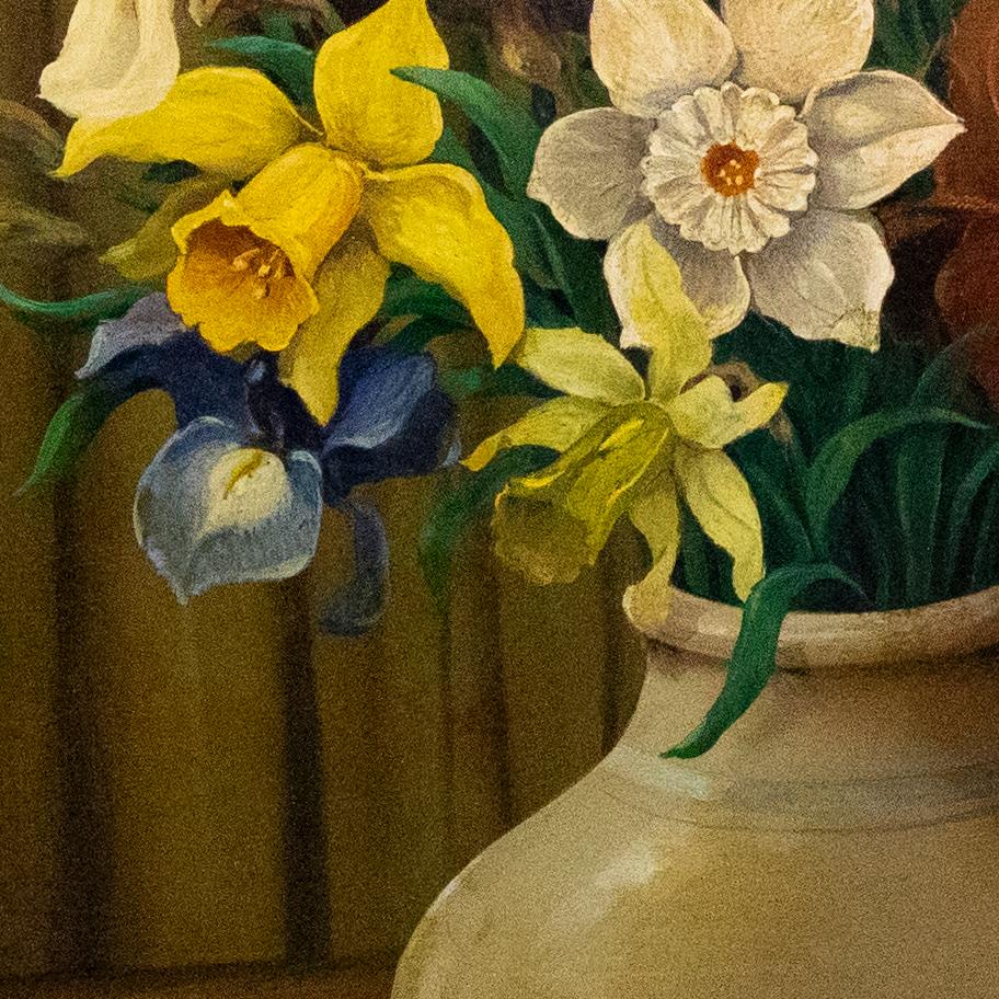 Charmante nature morte représentant des jonquilles et des iris dans une cruche en céramique. Non signée. Bien présenté dans un cadre en bois. A bord.

