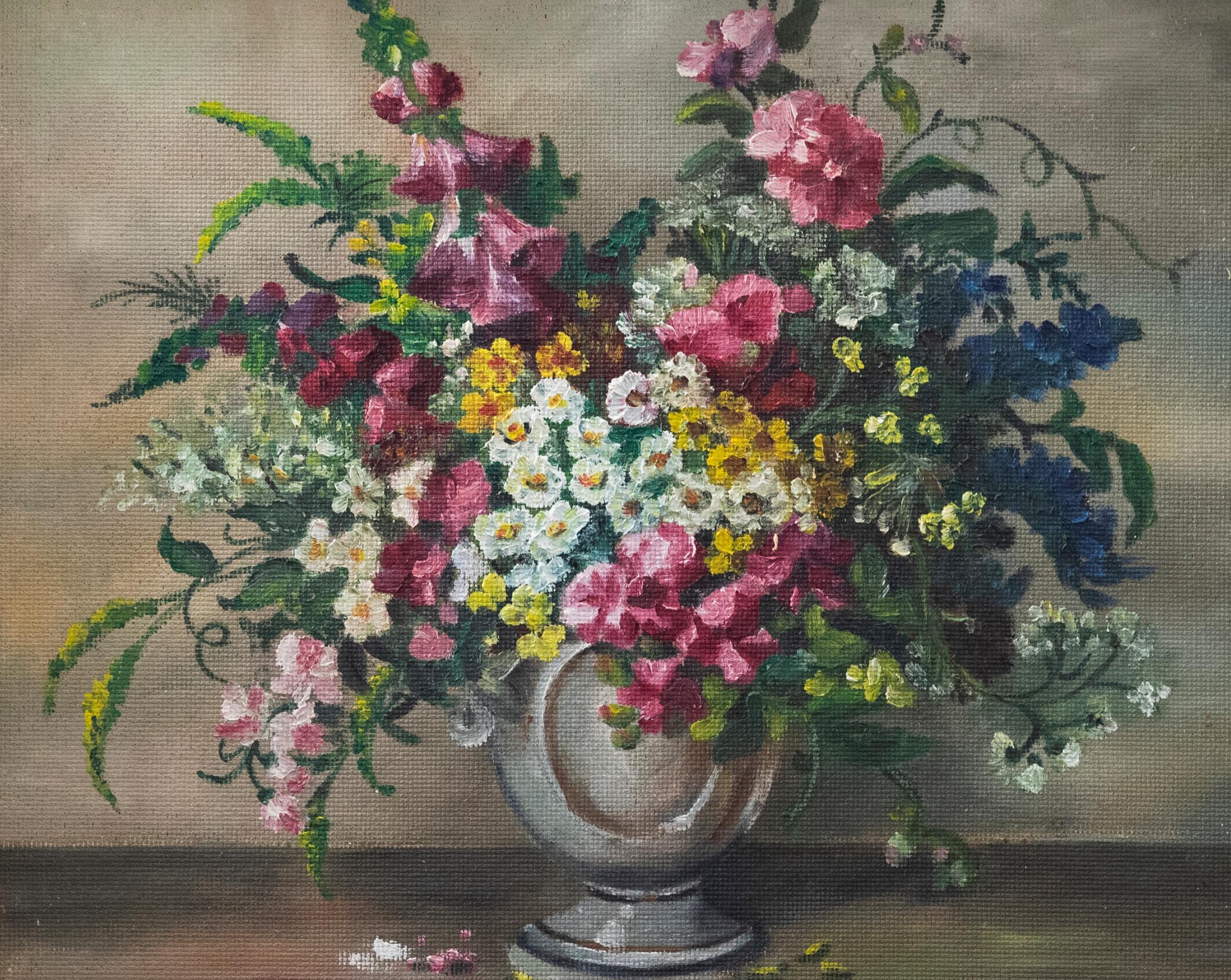 Eine charmante Stilllebenstudie, die eine mit Fingerhut, Rosen und Gladiolen gefüllte Vase zeigt. Das Blumenarrangement quillt über den Rand der Vase hinaus und füllt die Komposition mit ihren leuchtenden Farben. Nicht signiert. Präsentiert in einem