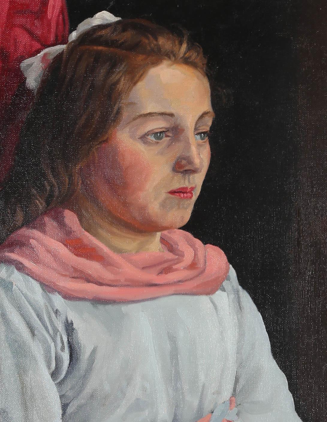 Un suggestivo ritratto del XX secolo di una giovane ragazza con un vestito rosa e blu. Il dipinto non è firmato ed è presentato in una cornice dorata del XX secolo con finestra interna bianca. Su tavola di tela.
