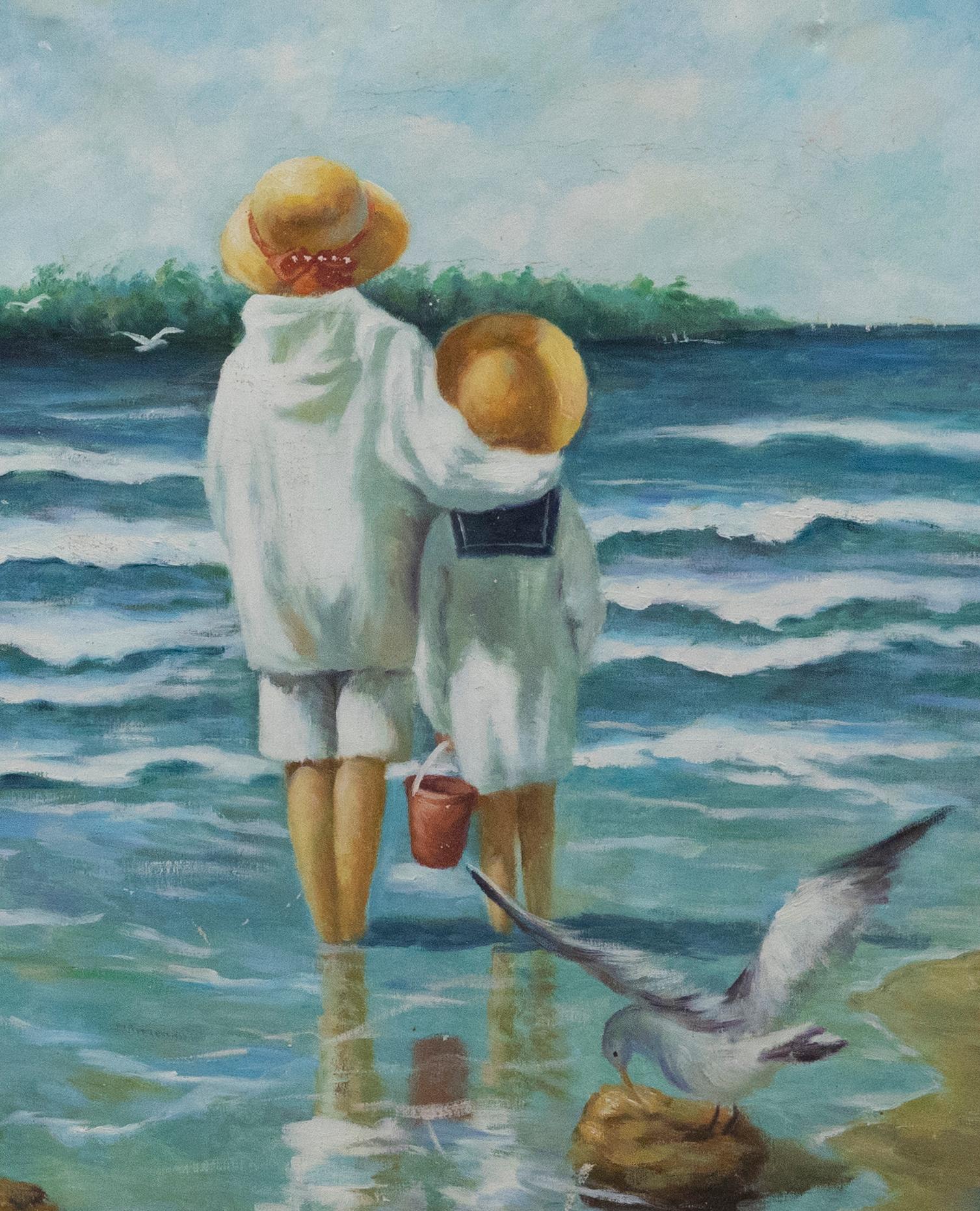 Un affascinante studio di due bambini, con un secchiello di sabbia in mano, che guardano il mare con le loro cuffiette estive. Senza segno. Presentato in una cornice di legno chiaro. A bordo. 
