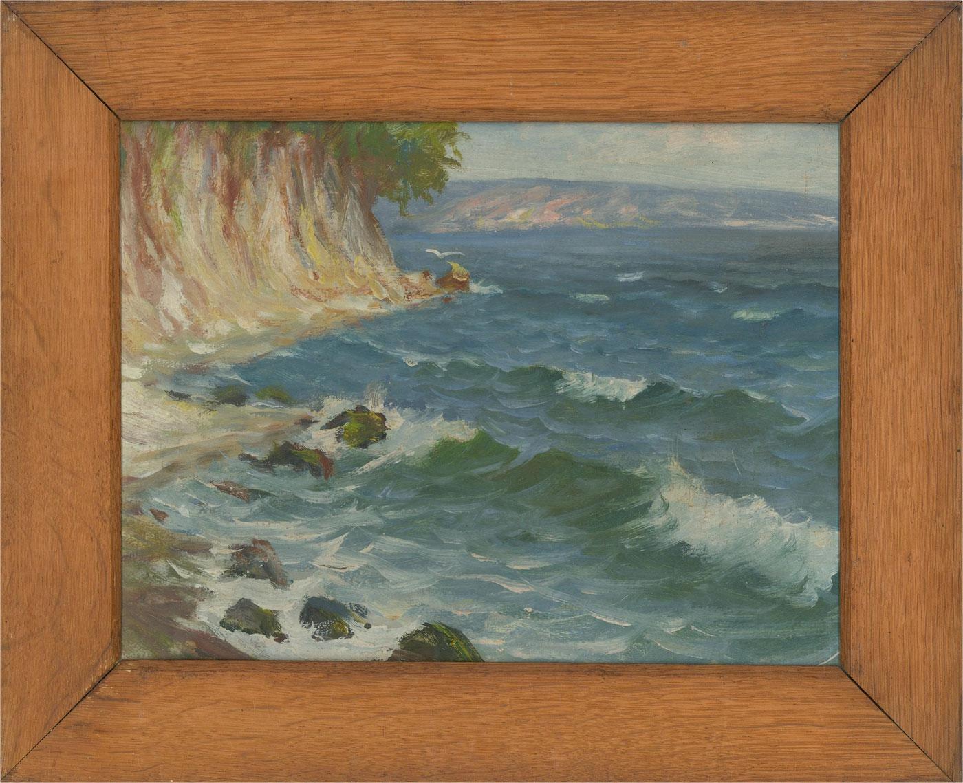 Un piacevole dipinto a olio che raffigura un paesaggio marino con un gabbiano in volo. Senza segno. Presentato in una cornice di legno, come mostrato. A bordo.
