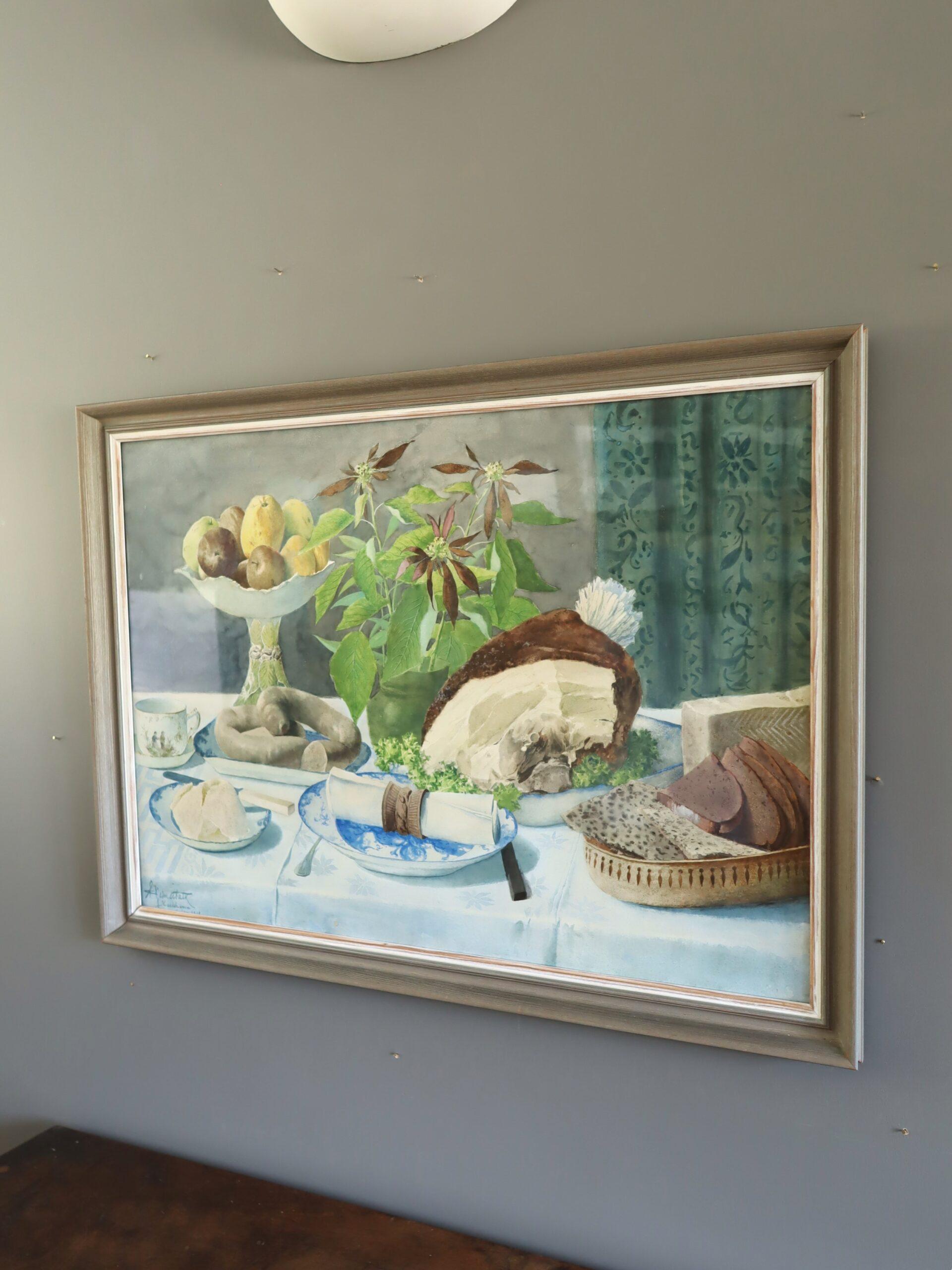 NORDISCH GEDECKTER TISCH
Aquarell auf Papier
Größe: 60,5 x 82 cm (einschließlich Rahmen)

Ein detailreiches, großes Aquarell aus dem 20. Jahrhundert, das ein traditionelles nordisches Festmahl darstellt, das mit Präzision und Sorgfalt angerichtet
