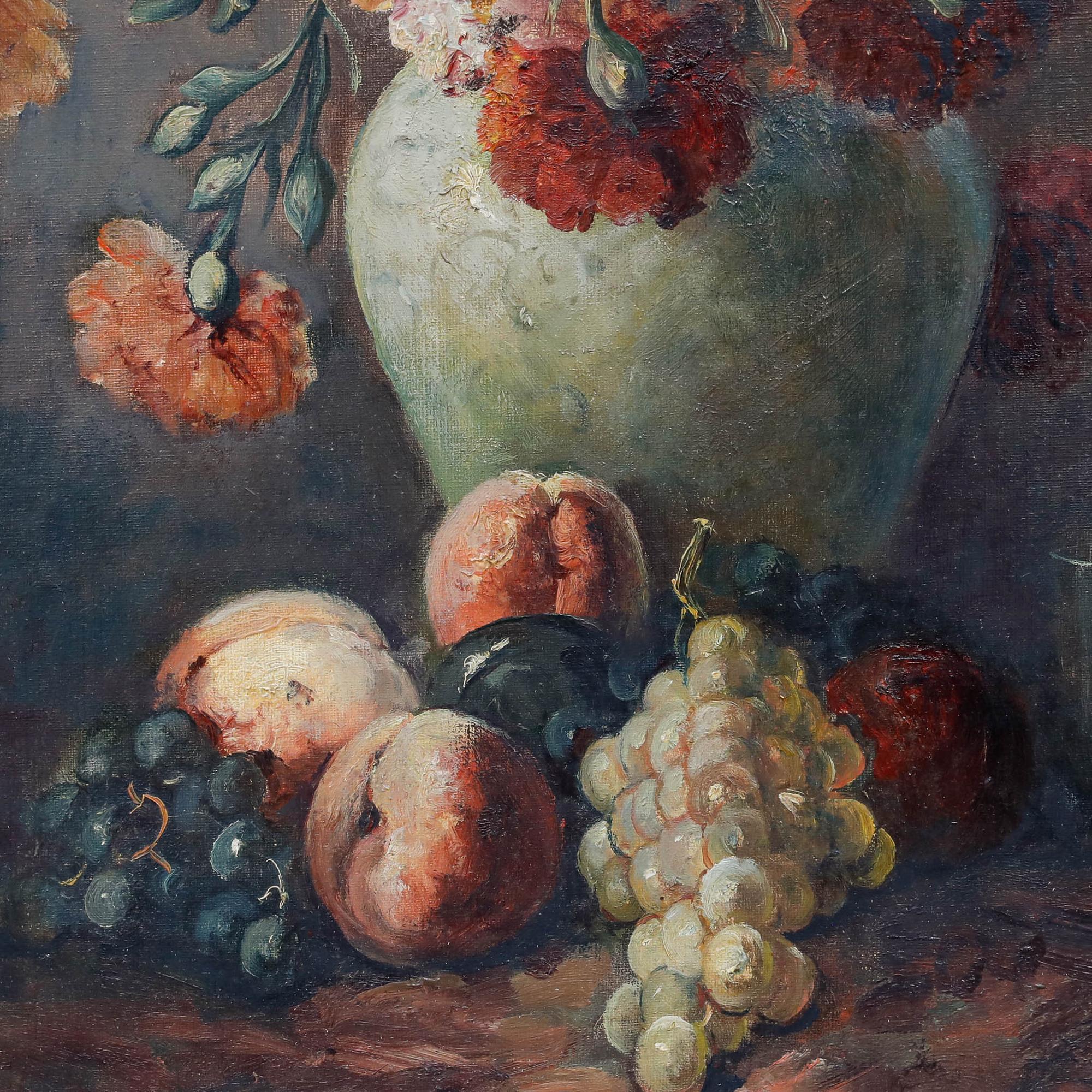 Un'accurata natura morta che raffigura un bouquet di dalie estive in un grande vaso di gres. Linz cattura i fiori in morbide tonalità di rosso, arancio, giallo e rosa pallido, accompagnati da una composizione di frutta alla base del vaso. Il dipinto