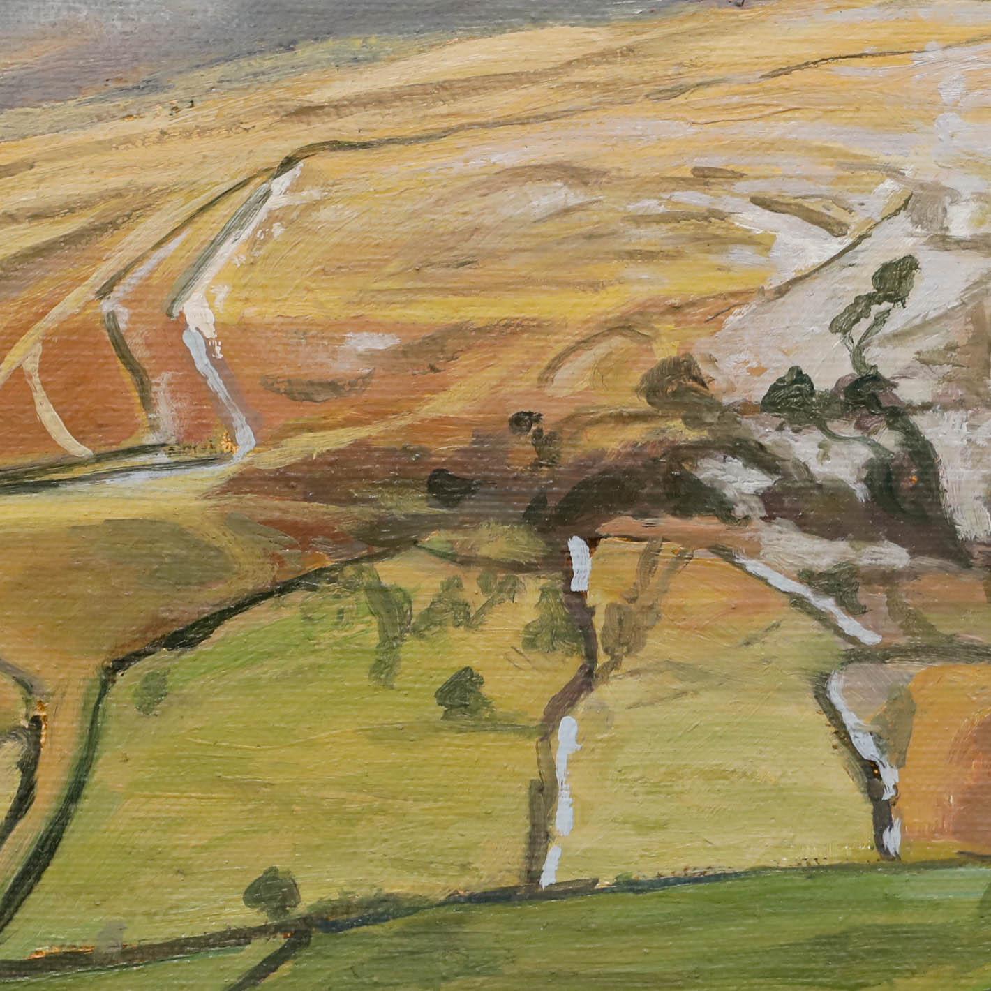 Dieses Landschaftsgemälde fängt die raue Schönheit einer bergigen Landschaft ein, mit sanften Hügeln und Feldern, die sich in der Ferne erstrecken. Der Künstler verwendet gedämpfte Erdtöne im Vordergrund, die allmählich in die kühleren Grau- und