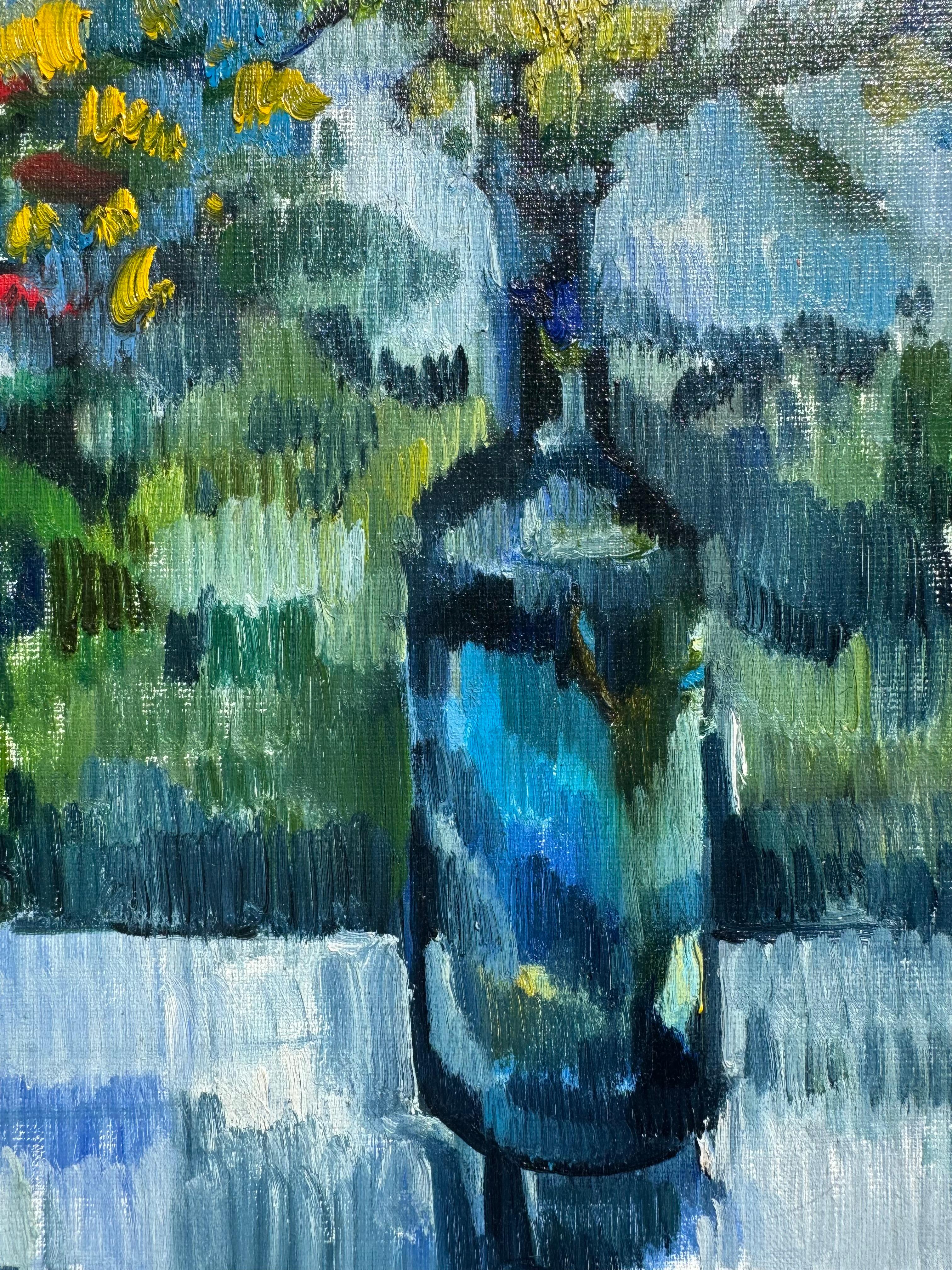 Eine Pleinair-Komposition, die Stillleben und Landschaft kombiniert. Ein gelber Strauß (Mimose/Akazie) in einer blauen Flasche. Das Kunstwerk ist in Anlehnung an den Post-Impressionismus von Paul Cezanne entstanden.
Öl auf Leinwand 
Das Gemälde ist