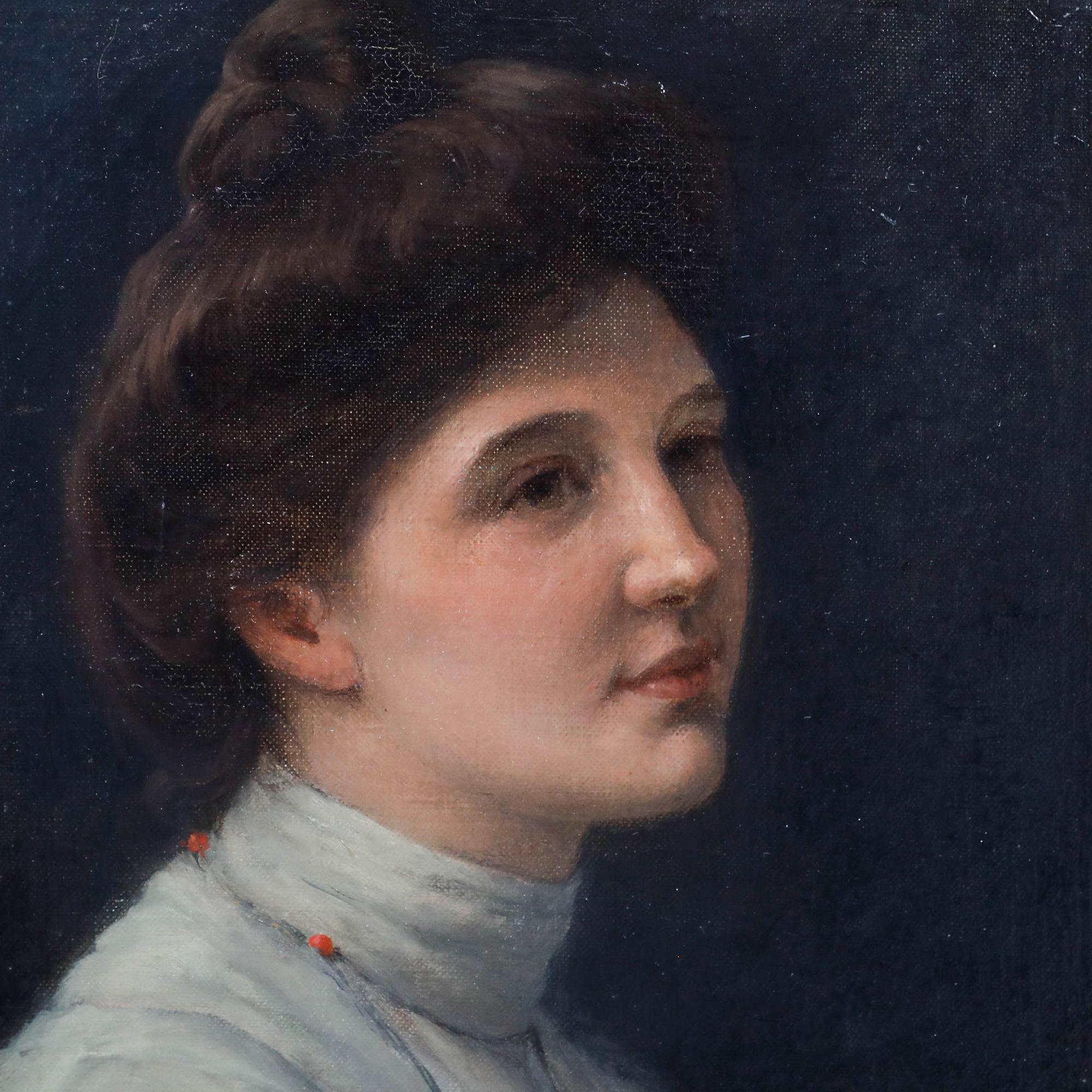 Portrait accompli d'une jeune femme en robe blanche sur fond sombre. Elle regarde au-delà du cadre dans un moment de contemplation tranquille. Faiblement signé en haut à droite. Bien présenté dans un cadre à effet doré. Sur toile marouflée sur