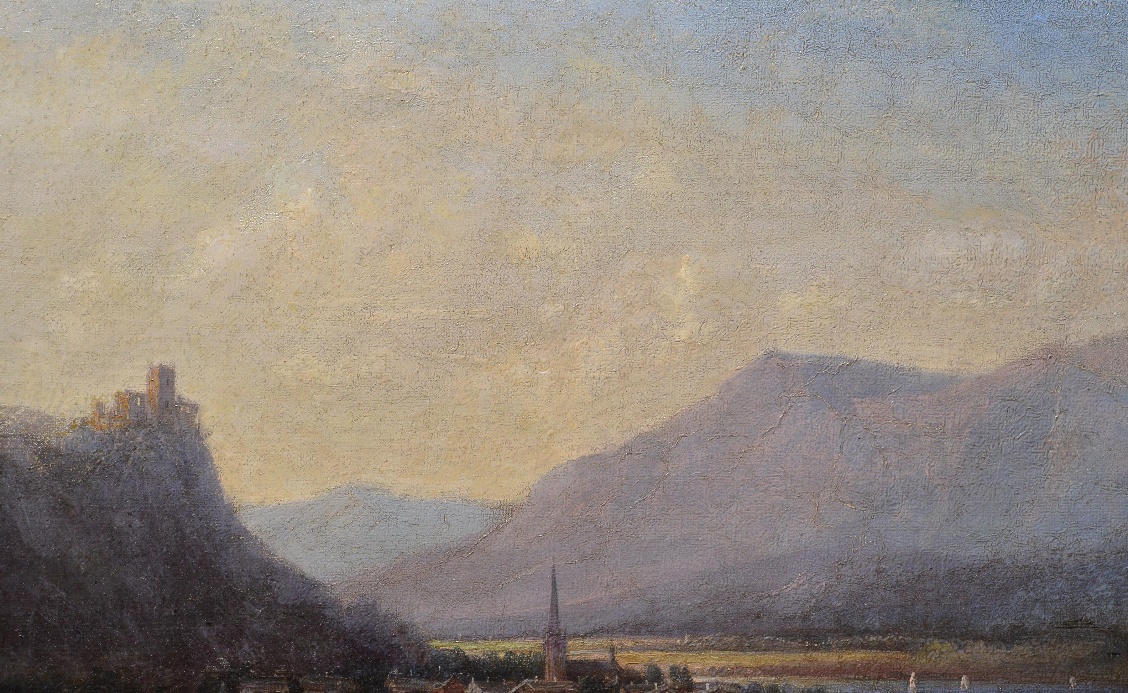 Scopri la straordinaria bellezza alpina di una piccola città immersa in una valle di montagna, circondata da un fiume tranquillo e da un maestoso castello in cima a una scogliera, che offre una vista mozzafiato. In lontananza le catene montuose si