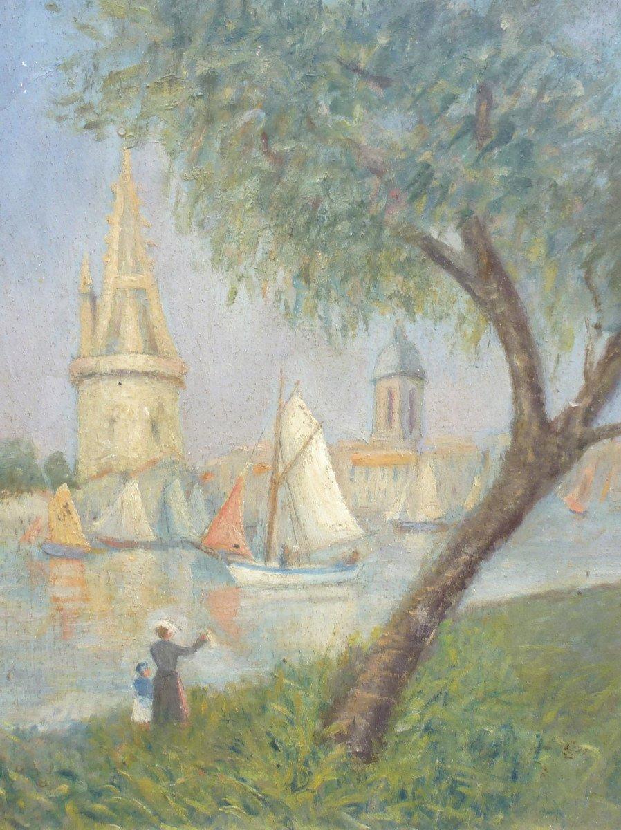 Realizzata in un classico stile impressionista del 1900 circa, quest'opera d'arte ritrae magnificamente una madre e il suo bambino in piedi su un'erba lussureggiante, con le mani alzate in un dolce gesto verso barche a vela lontane. L'uso